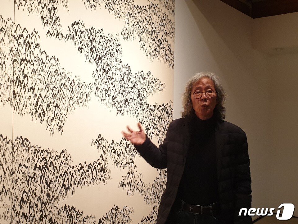 본문 이미지 - 김호득 작가가 6일 학고재갤러리에서 작품 '산–아득'에 대해 설명하고 있다. ⓒ 뉴스1