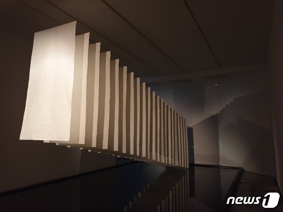 본문 이미지 - 김호득 설치 작품 '문득–공간을 그리다'ⓒ 뉴스1