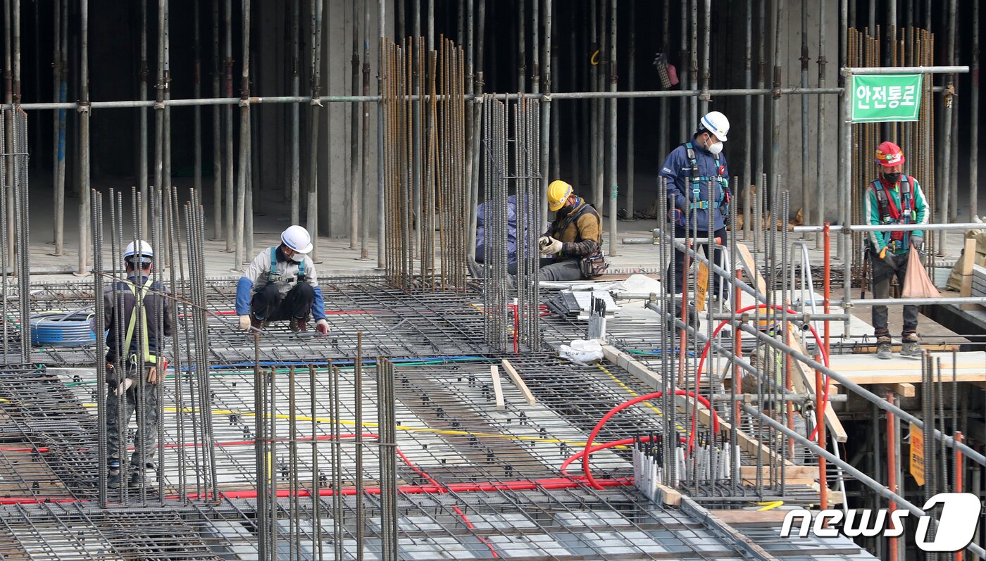본문 이미지 - 서울 마포구의 한 아파트 건설현장에서 옥외 근로자들이 마스크를 쓰고 작업을 하고 있다. 2019.3.6/뉴스1 ⓒ News1 이승배 기자