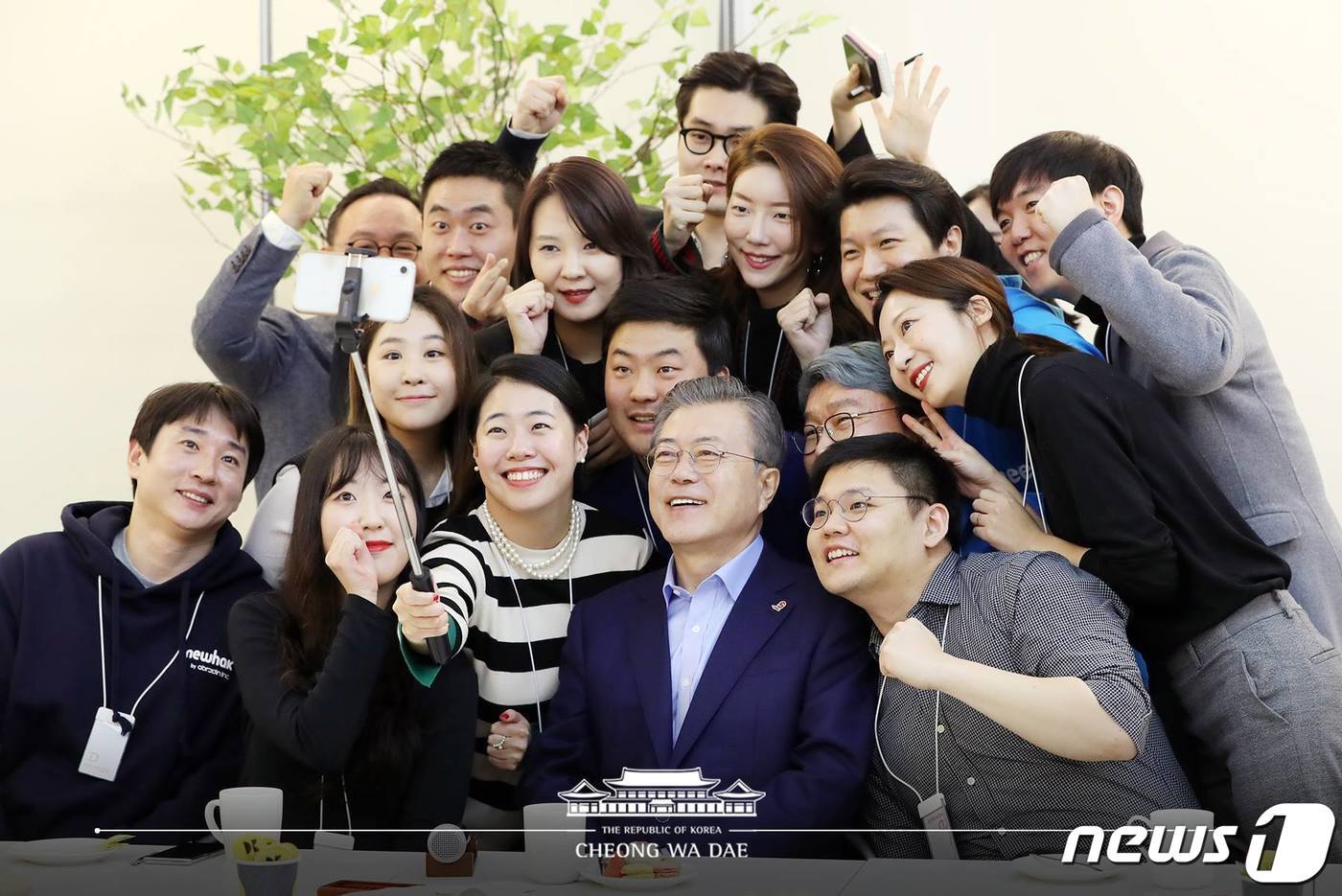 본문 이미지 - 문재인 대통령이 지난 2019년 3월 제2벤처 붐 확산 전략 보고회에 앞서 입주기업 대표 및 종사자들과 기념촬영하고 있다. (청와대 페이스북) 2019.3.6/뉴스1