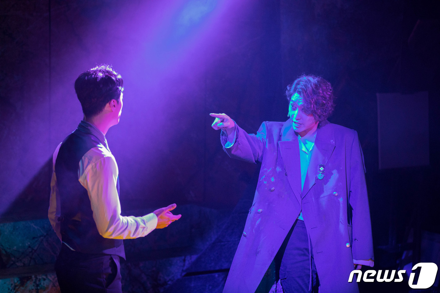 (서울=뉴스1) 박정환 문화전문기자 = 김지철(오른쪽)이 6일 서울 대학로 티오엠 2관에서 열린 뮤지컬 '달과 6펜스' 주요 장면 시연회에서 모리스 역을 맡아 안락한 삶을 사는 예 …