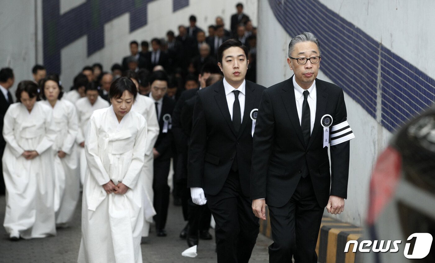 본문 이미지 - 7일 오전 서울 종로구 서울대병원 장례식장에서 열린 고 박용곤 두산그룹 명예회장의 발인식에서 고 박 명예회장의 아들 박지원 두산중공업 회장이 운구차를 뒤따르고 있다. 2019.3.7/뉴스1 ⓒ News1 안은나 기자