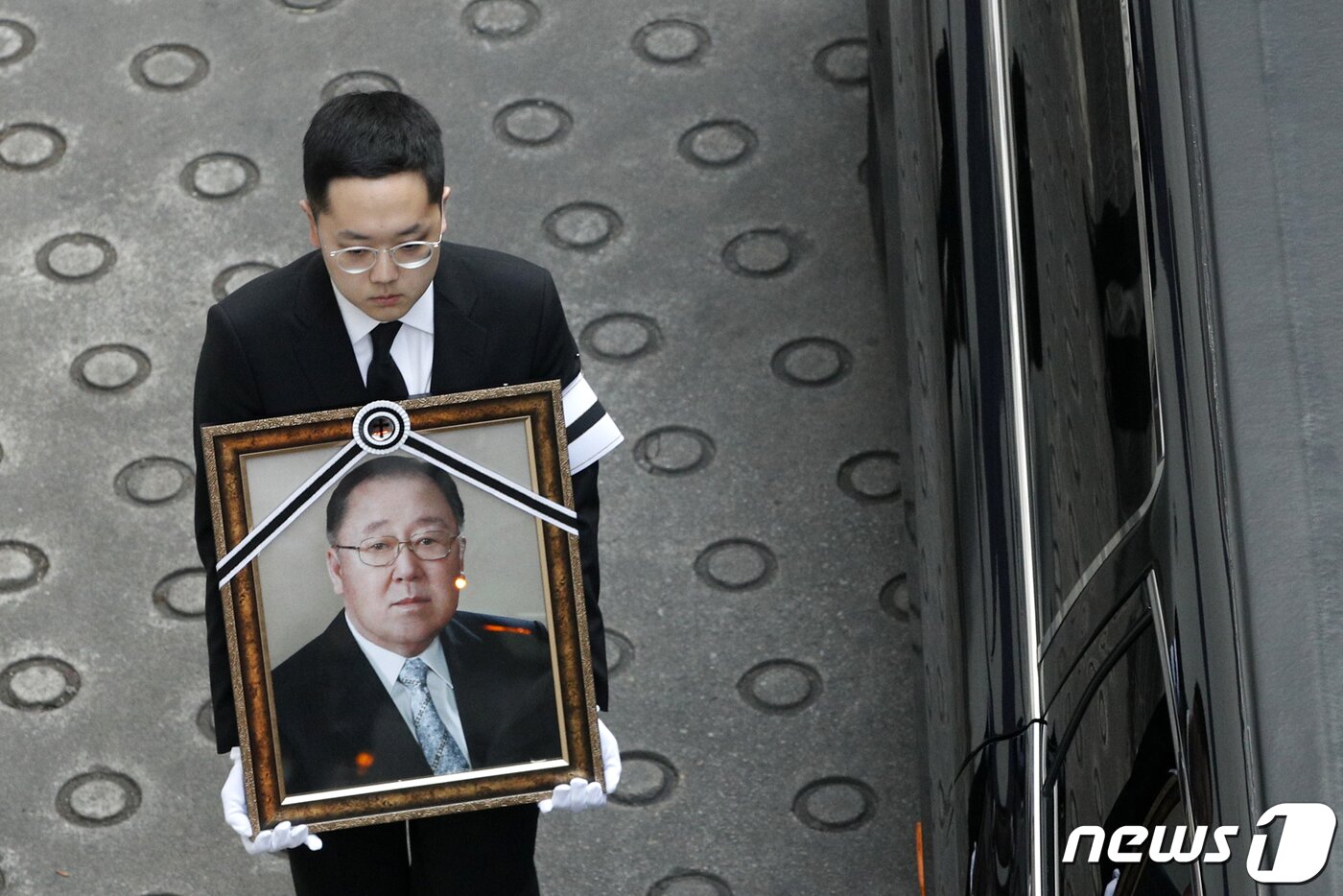 본문 이미지 - 7일 오전 서울 종로구 서울대병원 장례식장에서 고 박용곤 두산그룹 명예회장의 발인이 엄수되고 있다. 2019.3.7/뉴스1 ⓒ News1 안은나 기자