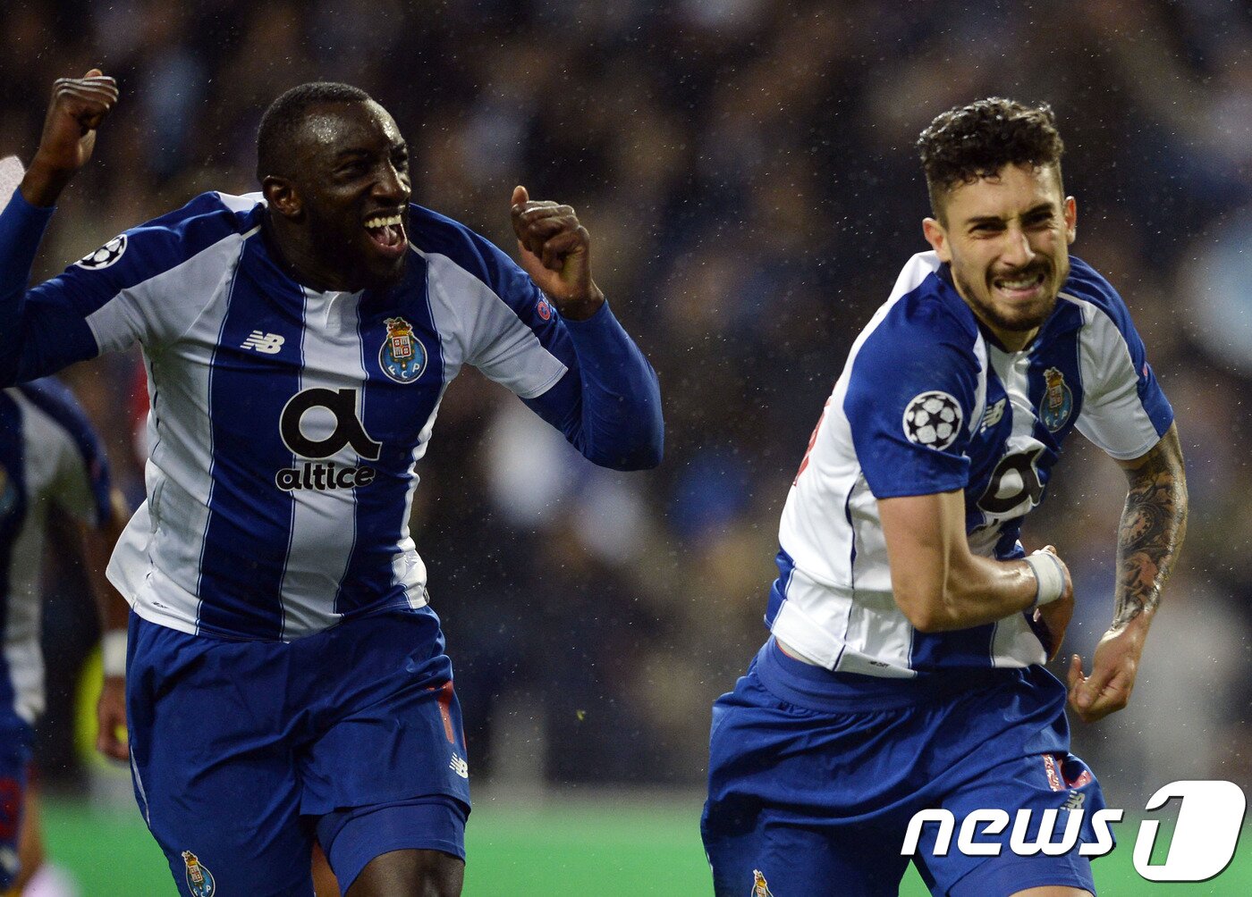 본문 이미지 - 연장 후반에 나온 극적인 페널티킥 득점으로 8강에 오른 포르투. ⓒ AFP=뉴스1