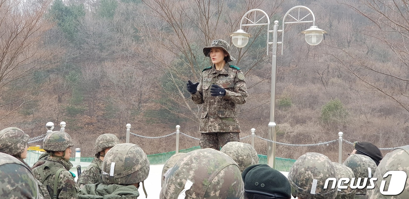 (서울=뉴스1) = 육군이 ‘세계 여성의 날’을 하루 앞둔 7일 활약하고 있는 여군 중 권성이 중령을 소개했다.권성이 중령은 여군 최초의 전방사단 보병대대장이다. 지난 해 12월 …