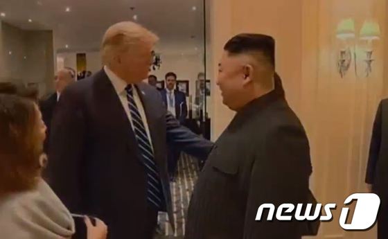 2019년 2월28일(현지시간) 도널드 트럼프 미국 대통령과 김정은 북한 국무위원장이 하노이 회담 둘째날 작별 인사를 나누고 있다. (조선중앙TV 갈무리) © 뉴스1