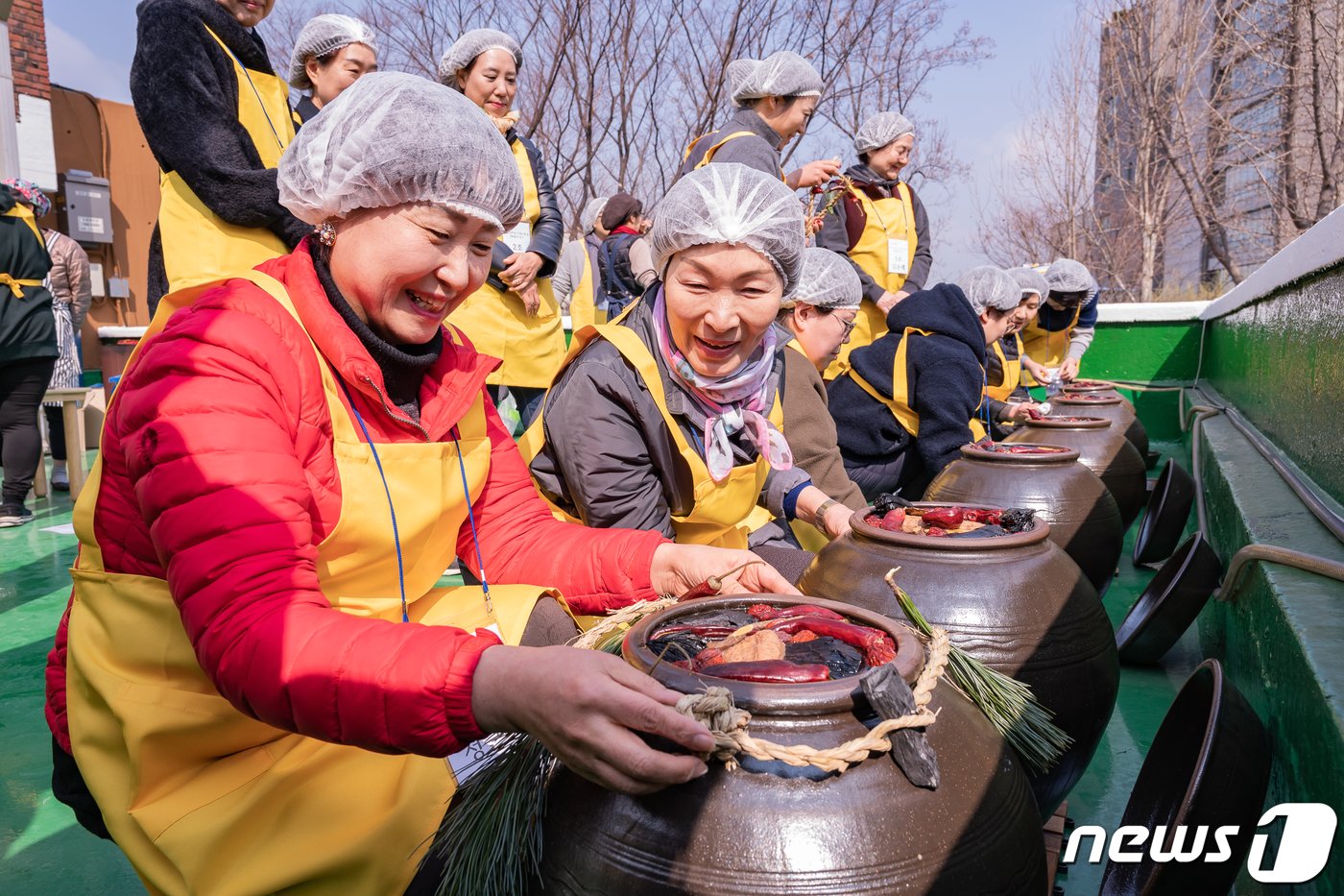 7일 서울 광진구청 옥상에서 열린 ‘전통식품 장 담그기 체험회’에서 주민들이 완성한 장을 바라보고 있다. &#40;광진구청 제공&#41; 2019.3.7/뉴스1