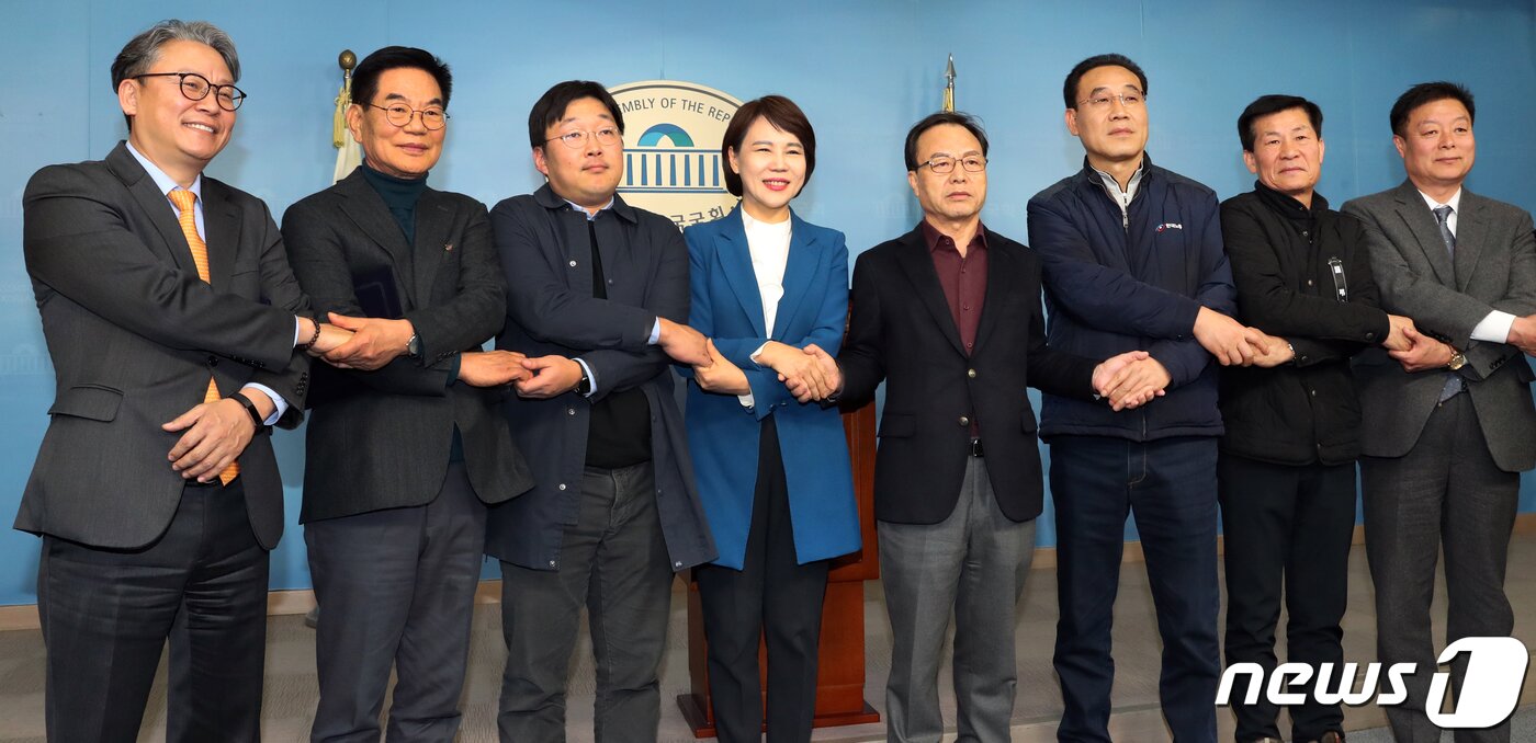 본문 이미지 - 전현희 더불어민주당 택시 카풀 TF위원장이 7일 서울 여의도 국회 정론관에서 택시-카풀 사회적 대타협 합의사항을 발표한 후 업체 대표자들과 손을 맞잡고 있다. .2019.3.7/뉴스1 ⓒ News1 이종덕 기자