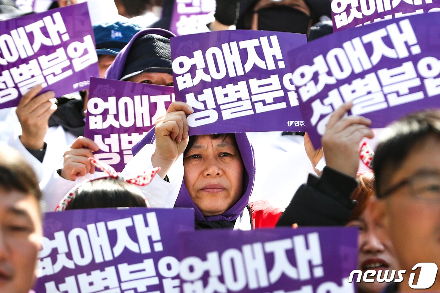 본문 이미지 - '세계 여성의 날'인 8일 오후 서울 중구 파이낸스 빌딩 앞에서 열린 '3.8 세계여성의 날 정신 계승 전국노동자대회'에서 참가자들이 구호를 외치고 있다. 2019.3.8/뉴스 ⓒ News1 성동훈 기자