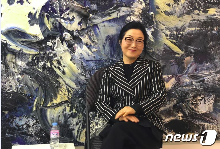 본문 이미지 - 제여란 작가가 8일 개인전이 열리고 있는 313아트프로젝트에서 작품에 대해 설명하고 있다.ⓒ 뉴스1