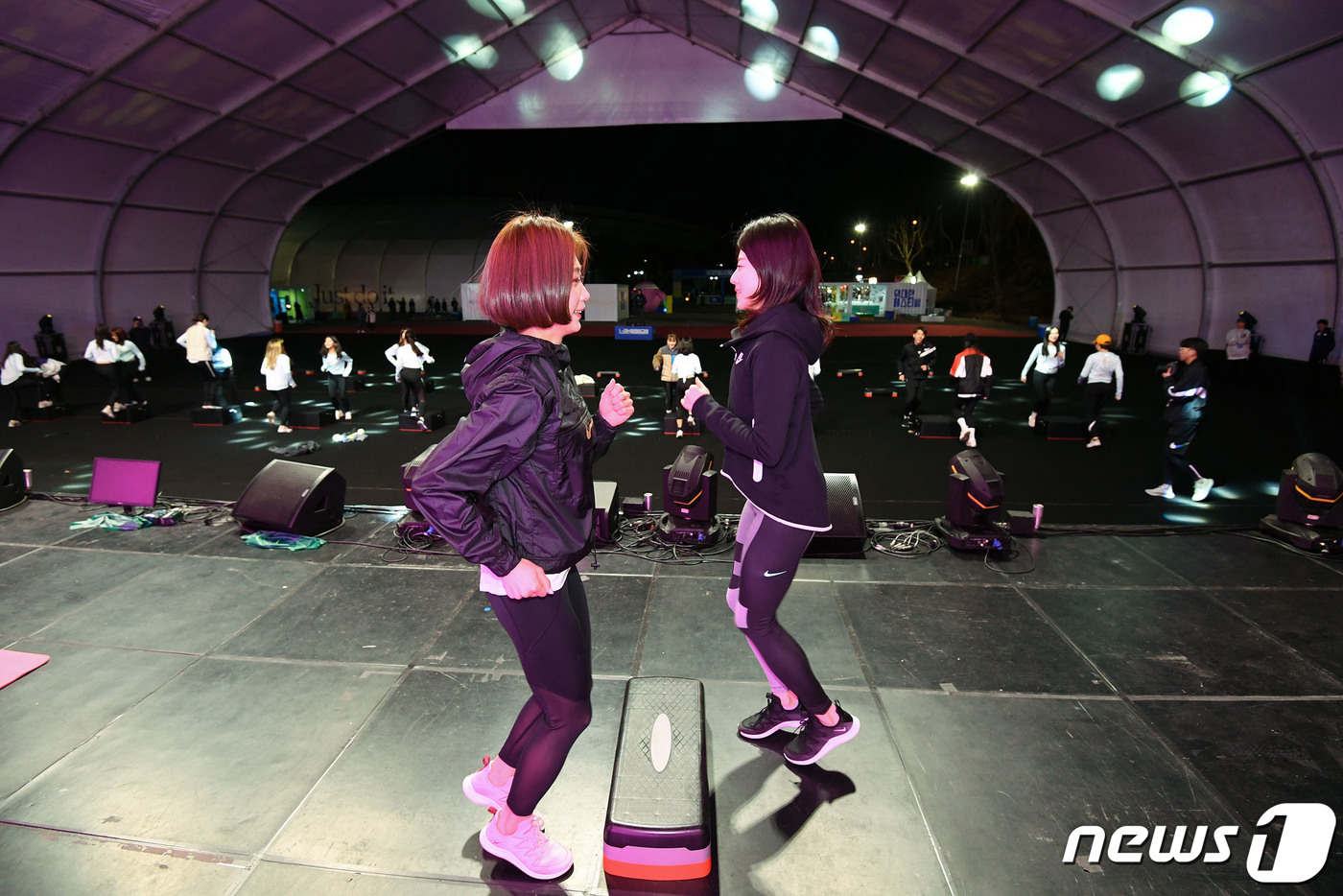 (서울=뉴스1) 전민기 기자 = 국내 최대 스포츠 X 컬쳐 축제, 나이키 위대한 페스티벌의 오프닝 행사가 8일 잠실종합운동장 일대에서 열렸다. 참가자들이 위대한 페스티벌의 개막을 …