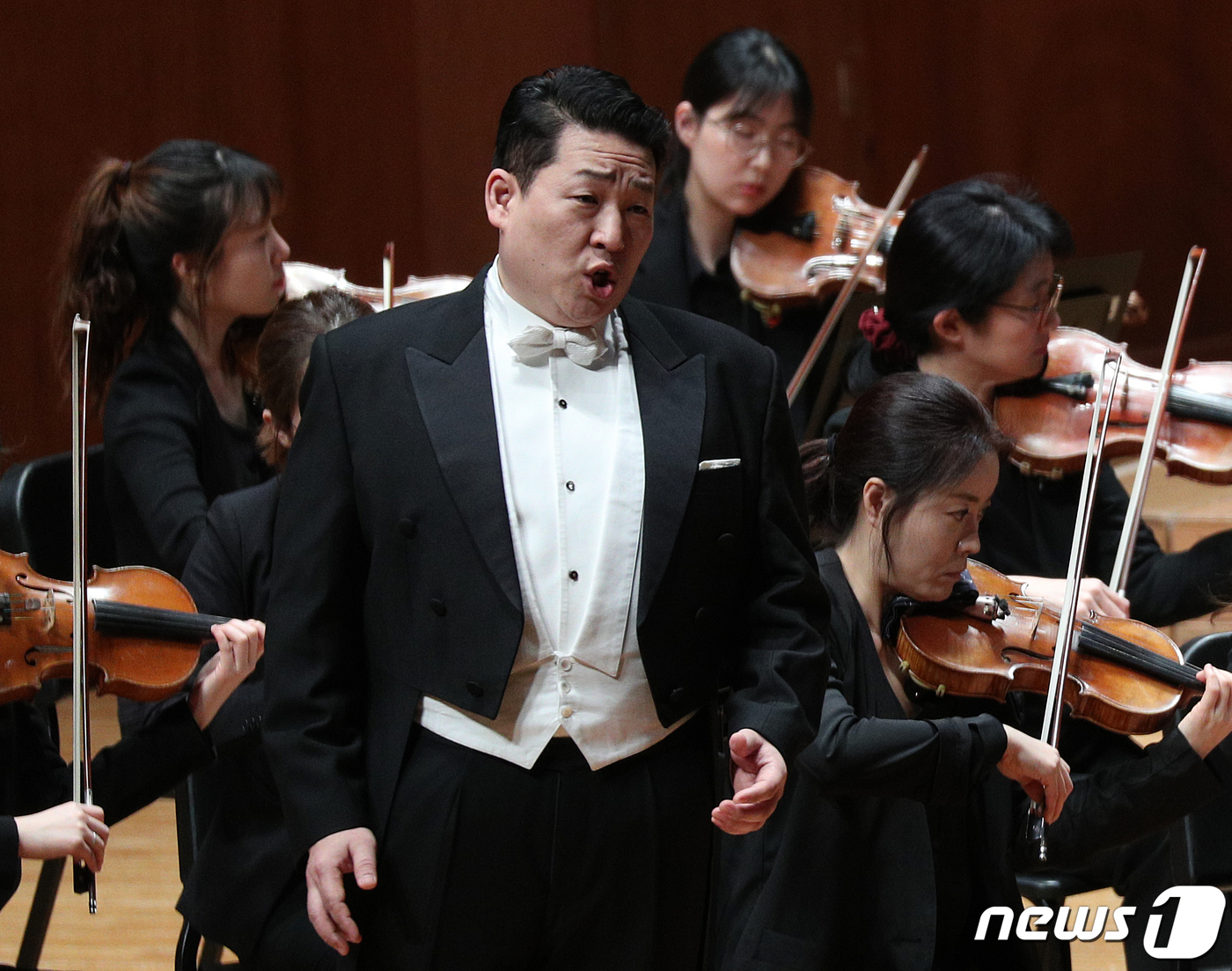 (서울=뉴스1) 신웅수 기자 = 9일 오후 서울 서초구 예술의전당 콘서트홀에서 열린 신춘 음악회 '오페라 옴니버스'에서 테너 신상근이 멋진 공연을 선보이고 있다.민영 통신사 뉴스1 …