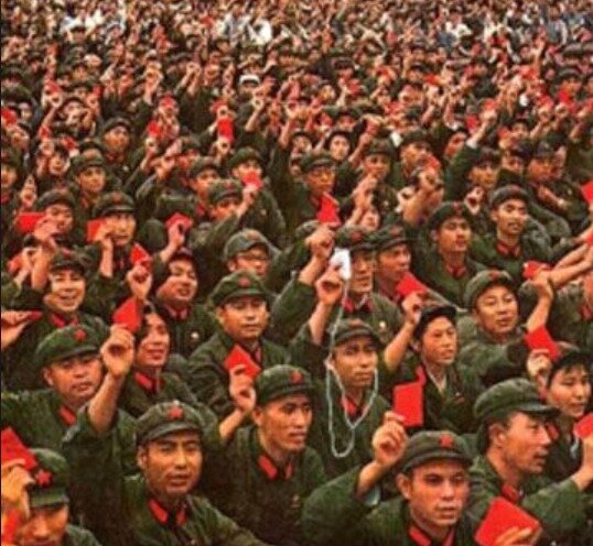 본문 이미지 - 홍위병들이 소홍서를 들고 마오쩌둥에게 찬성을 표시하고 있다 - 바이두 갈무리