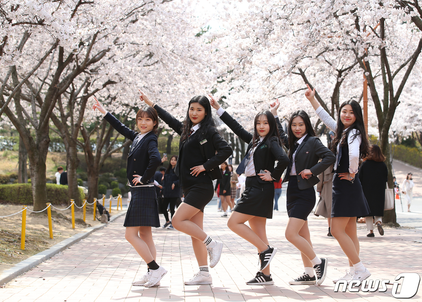 (대구=뉴스1) 공정식 기자 = 만우절인 1일 오후 대구 달서구 신당동 계명대학교 성서캠퍼스에서 여대생들이 여고 시절 입던 교복을 차려입고 벚꽃이 활짝 핀 캠퍼스에서 기념사진을 찍 …