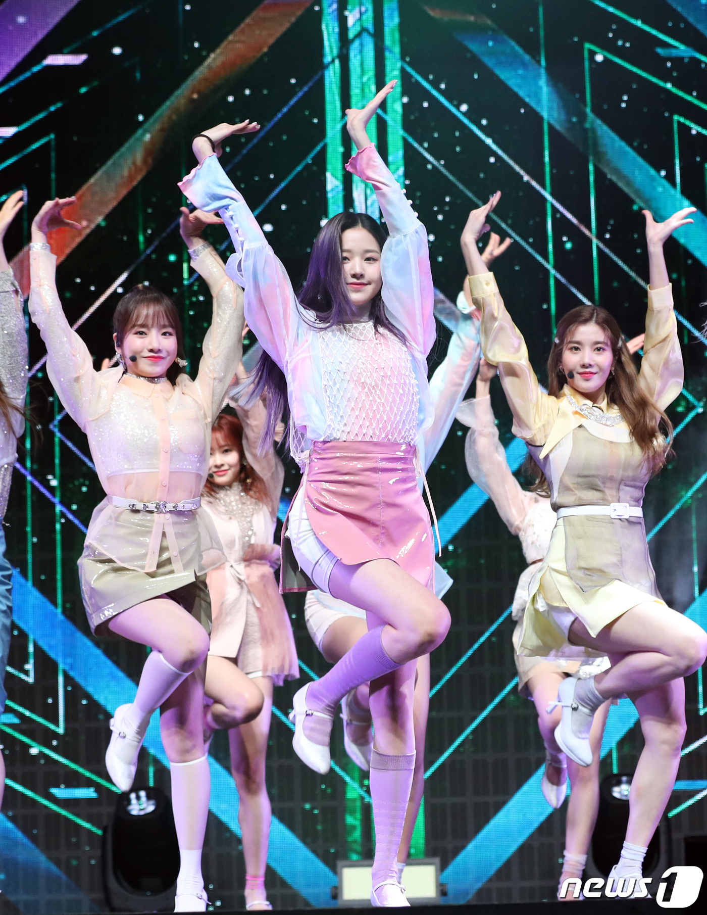 (서울=뉴스1) 권현진 기자 = 걸그룹 아이즈원(IZ*ONE) 조유리(왼쪽부터), 장원영, 권은비가 1일 오후 서울 용산구 한남동 블루스퀘어에서 열린 두 번째 미니앨범 ‘하트아이즈 …