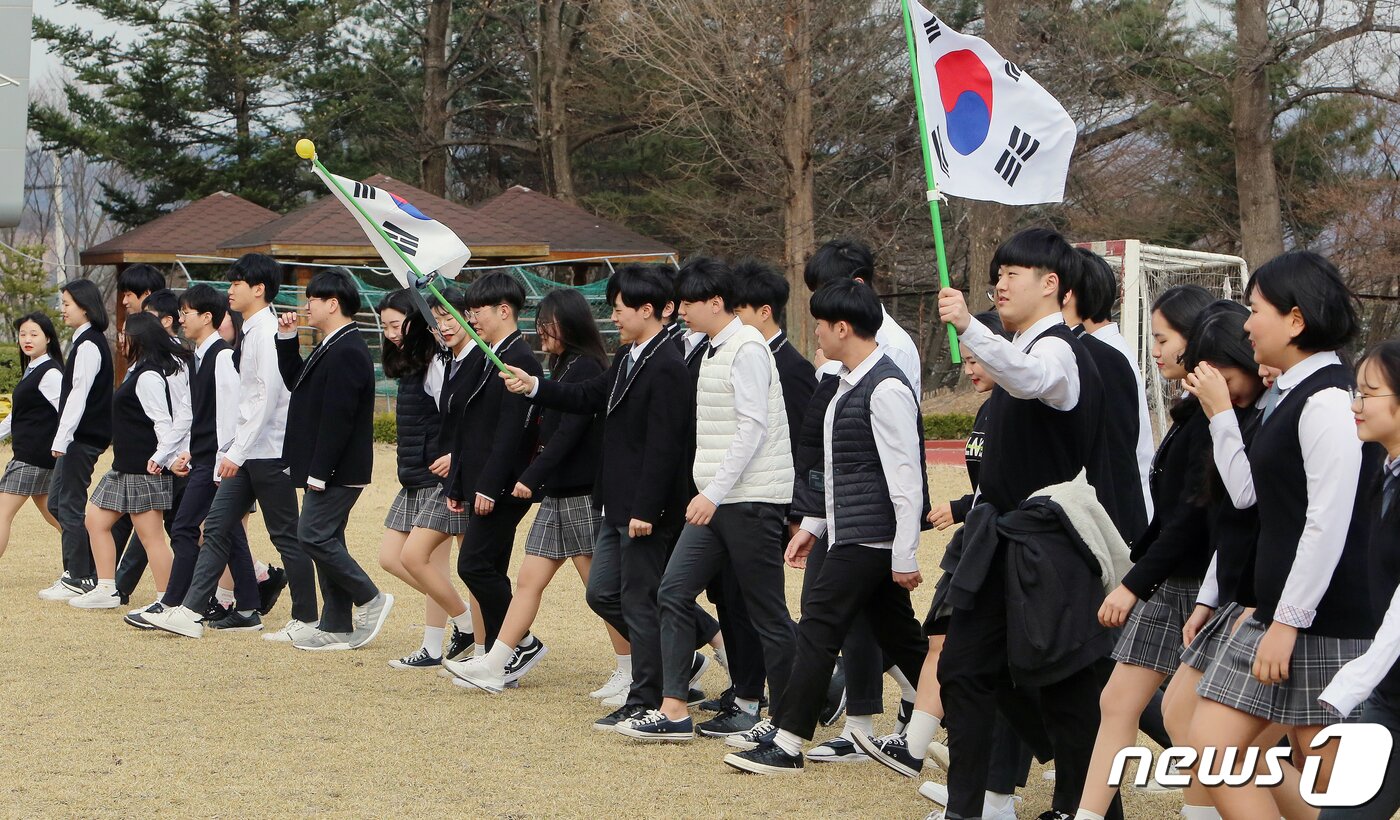 본문 이미지 - 전북 임실군 임실고등학교에서 학생들이 '3·1 독립운동 마땅한 길을 걷다'라는 주제로 만세운동 재현행사를 하며 교내를 걷고 있다.2019.4.1/뉴스1 ⓒ News1