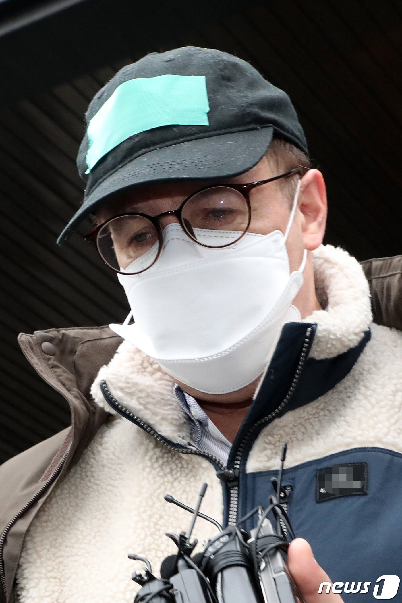 본문 이미지 - 마약류 투약 혐의로 체포된 방송인 하일씨(로버트 할리·60)가 10일 오전 경기도 수원시 영통구 수원남부경찰서에서 영장실질심사를 위해 수원지방법원으로 향하고 있다. 2019.4.10/뉴스1 ⓒ News1 조태형 기자