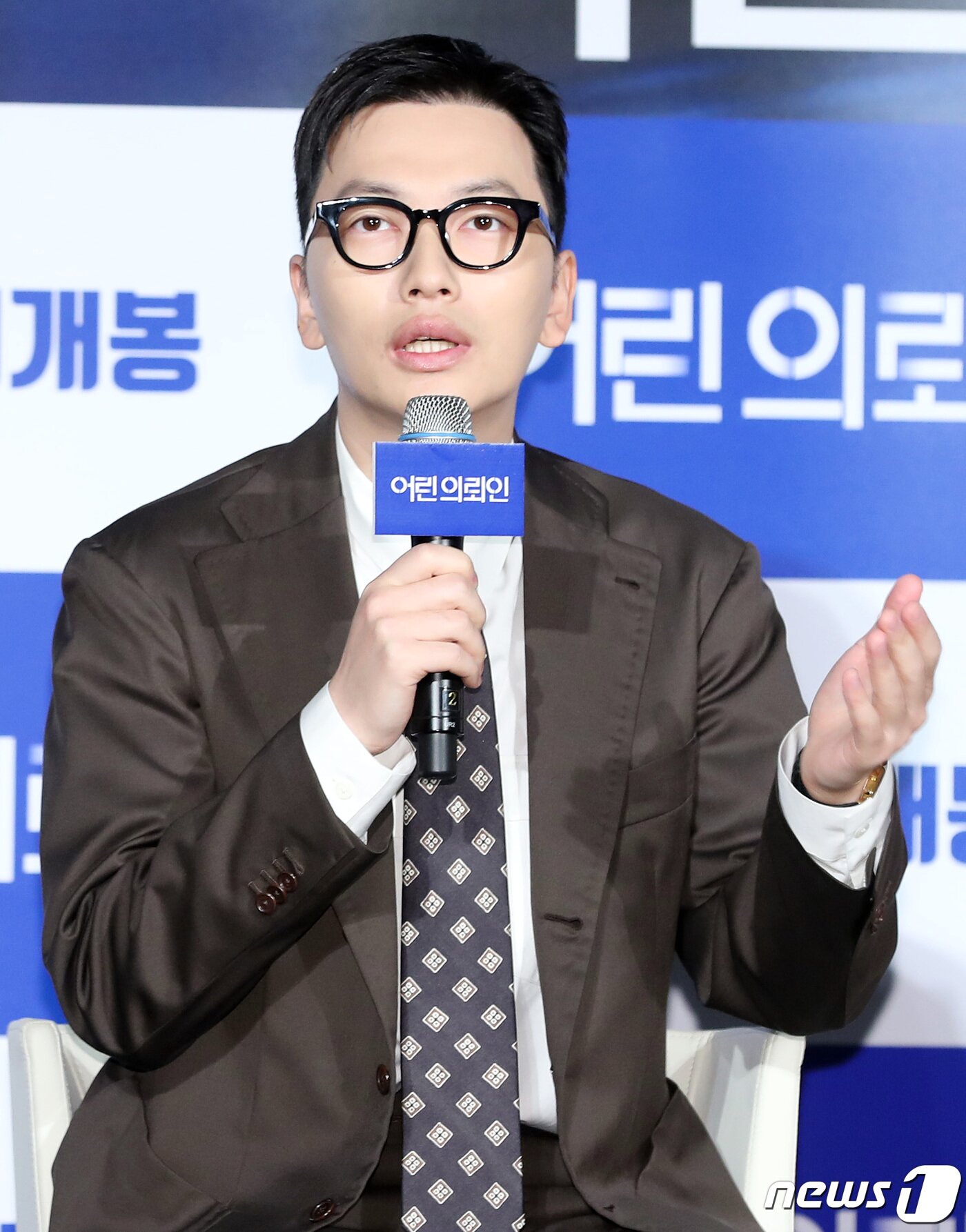 본문 이미지 - 배우 이동휘가 10일 오전 서울 건대 롯데시네마에서 열린 영화 ‘어린 의뢰인’(감독 장규성) 제작보고회에 참석해 포즈를 취하고 있다. ‘어린 의뢰인’은 오직 출세만을 바라던 변호사 정엽(이동휘 분)이 7살 친동생을 죽였다고 자백한 10살 소녀를 만나 마주하게 된 진실에 관한 이야기를 실화를 바탕으로 한 감동 드라마이다. 2019.4.10/뉴스1 ⓒ News1 권현진 기자