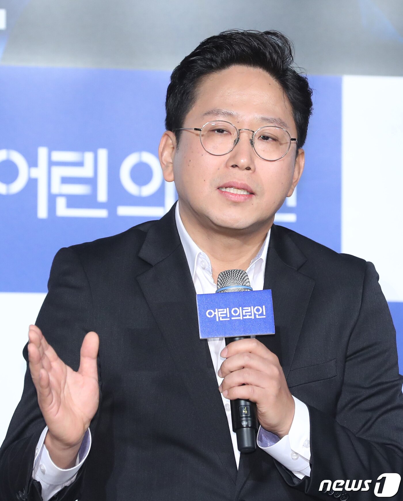 본문 이미지 - 장규성 감독이 10일 오전 서울 건대 롯데시네마에서 열린 영화 ‘어린 의뢰인’ 제작보고회에 참석해 인사말을 하 있다. ‘어린 의뢰인’은 오직 출세만을 바라던 변호사가 7살 친동생을 죽였다고 자백한 10살 소녀를 만나 마주하게 된 진실에 관한 이야기를 실화를 바탕으로 한 감동 드라마이다. 2019.4.10/뉴스1 ⓒ News1 권현진 기자