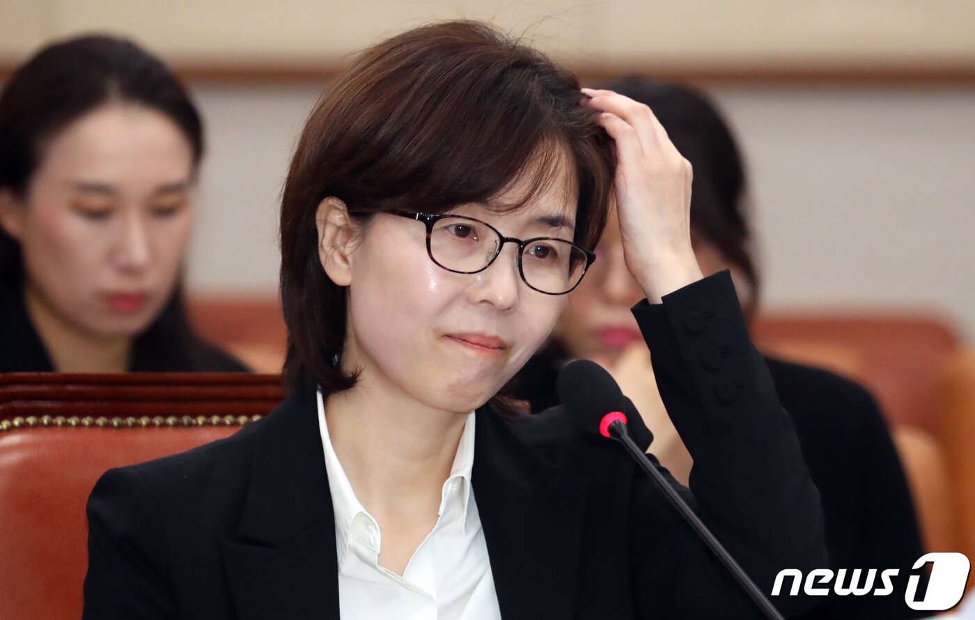 본문 이미지 - 이미선 헌법재판소 재판관 후보자가 10일 서울 여의도 국회 법제사법위원회 전체회의장에서 열린 인사청문회에 출석해 자료를 살피며 머리를 만지고 있다. 2019.4.10/뉴스1 ⓒ News1 김명섭 기자