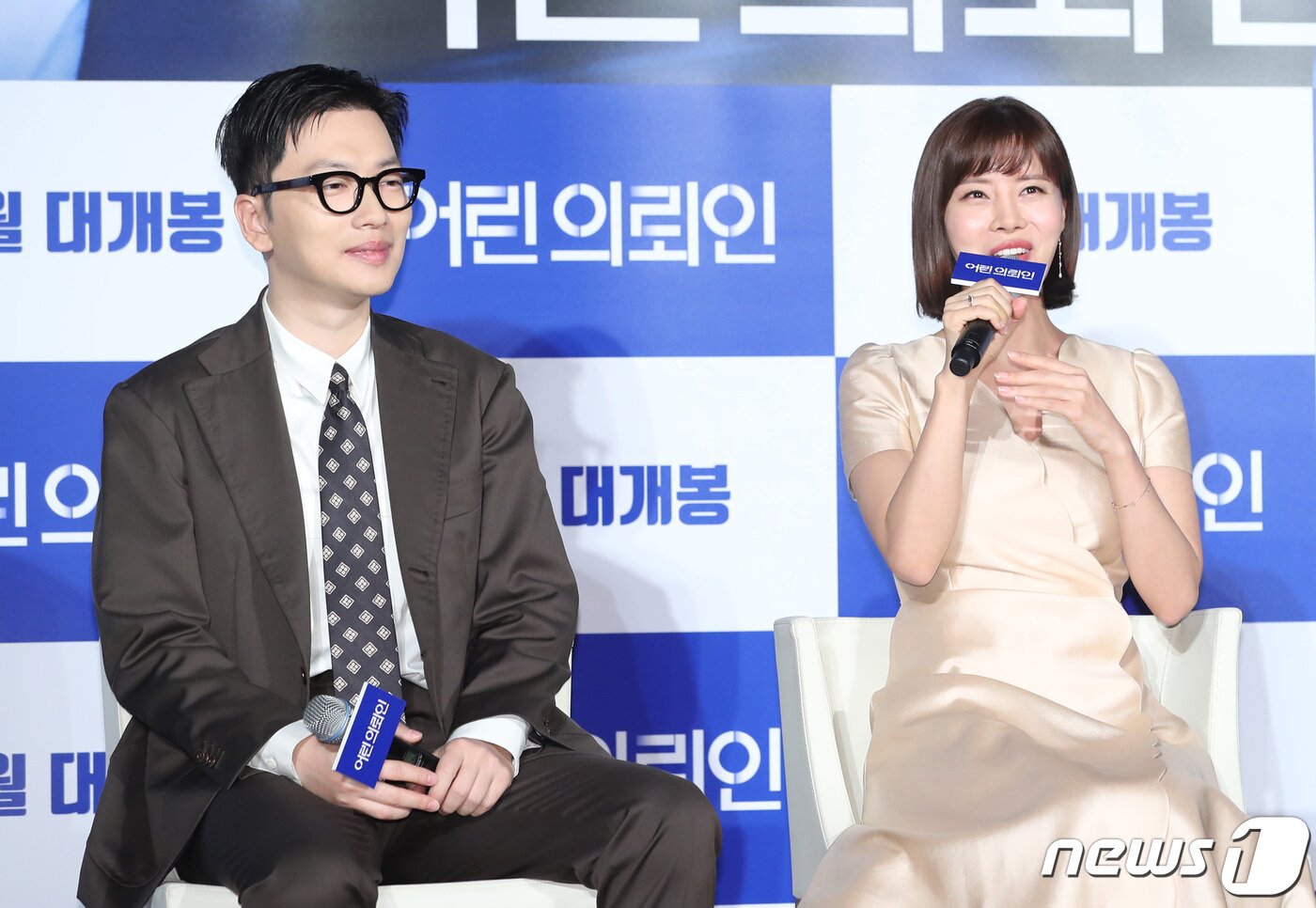 본문 이미지 - 배우 유선이 10일 오전 서울 건대 롯데시네마에서 열린 영화 ‘어린 의뢰인’(감독 장규성) 제작보고회에 참석해 이동휘(왼쪽)와의 호흡을 얘기하고 있다. ‘어린 의뢰인’은 오직 출세만을 바라던 변호사가 7살 친동생을 죽였다고 자백한 10살 소녀를 만나 마주하게 된 진실에 관한 이야기를 실화를 바탕으로 한 감동 드라마이다. 2019.4.10/뉴스1 ⓒ News1 권현진 기자