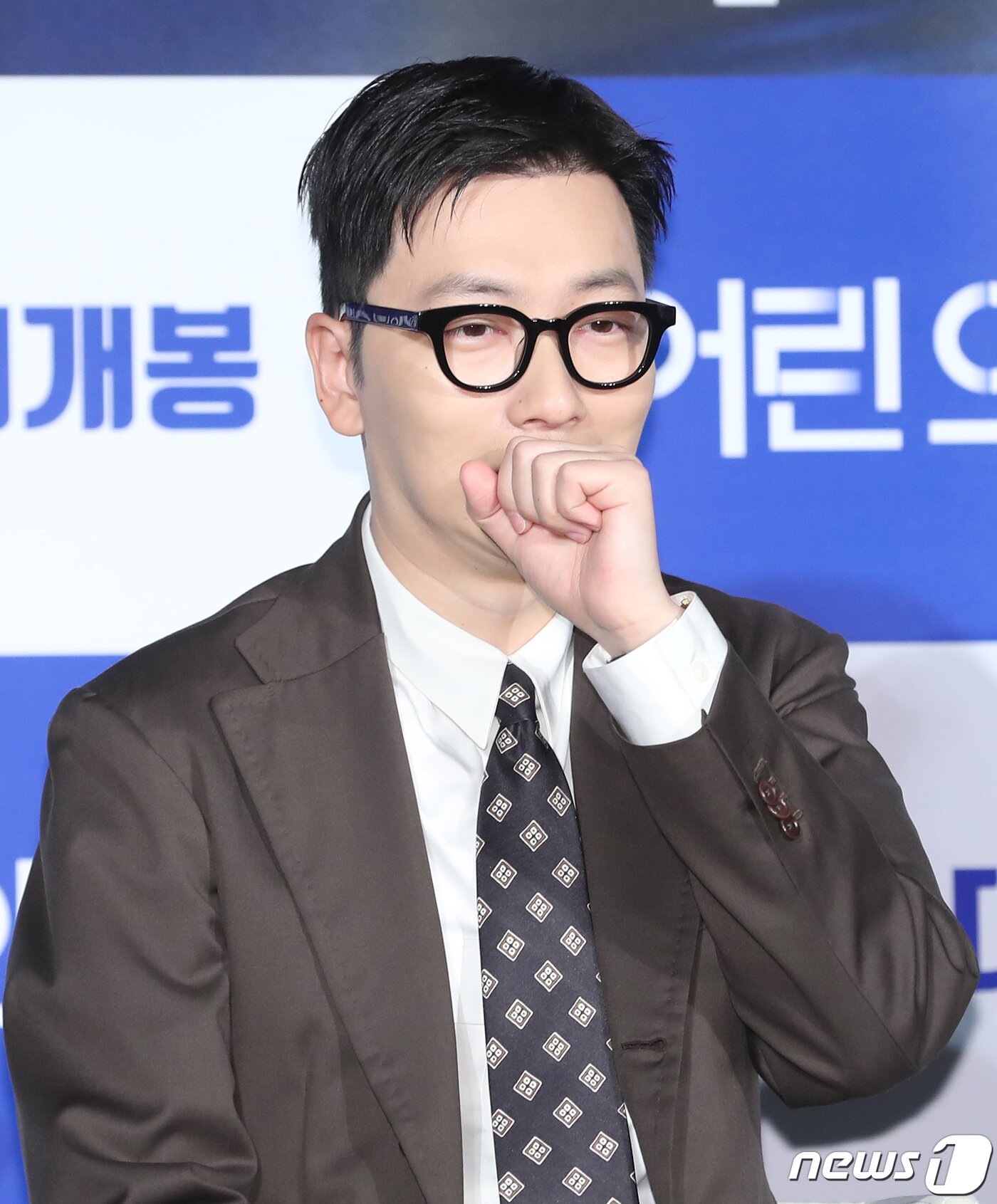 본문 이미지 - 배우 이동휘가 10일 오전 서울 건대 롯데시네마에서 열린 영화 ‘어린 의뢰인’(감독 장규성) 제작보고회에 참석해 유선의 칭찬에 수줍어 하고 있다. ‘어린 의뢰인’은 오직 출세만을 바라던 변호사가 7살 친동생을 죽였다고 자백한 10살 소녀를 만나 마주하게 된 진실에 관한 이야기를 실화를 바탕으로 한 감동 드라마이다. 2019.4.10/뉴스1 ⓒ News1 권현진 기자