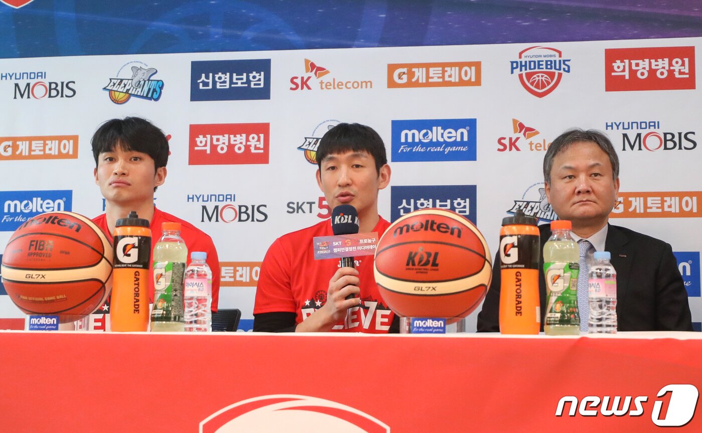 본문 이미지 - 10일 오후 서울 강남구 KBL 센터에서 열린 2018-2019 SKT 5GX 프로농구 챔피언결정전 미디어데이에서 현대 모비스 양동근이 각오를 밝히고 있다. 챔피언결정전은 오는 13일 울산 동천체육관에서 시작하며 7선 4승제로 진행된다. 2019.4.10/뉴스1 ⓒ News1 성동훈 기자