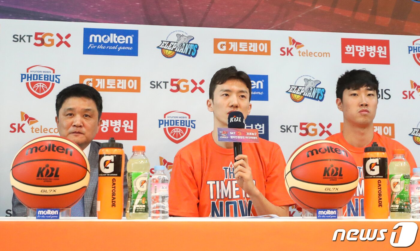 본문 이미지 - 10일 오후 서울 강남구 KBL 센터에서 열린 2018-2019 SKT 5GX 프로농구 챔피언결정전 미디어데이에서 인천 전자랜드 박찬희가 각오를 밝히고 있다. 챔피언결정전은 오는 13일 울산 동천체육관에서 시작하며 7선 4승제로 진행된다. 2019.4.10/뉴스1 ⓒ News1 성동훈 기자