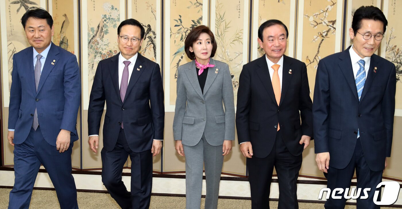 본문 이미지 - 김관영 바른미래당 원내대표(왼쪽부터),홍영표 더불어민주당 원내대표, 나경원 자유한국당 원내대표, 장병완 민주평화당 원내대표, 윤소하 정의당 원내대표가 10일 김포국제공항에서 중국 상하이로 출국하기위해 한자리에 모였다. 2019.4.10/뉴스1 ⓒ News1 이종덕 기자