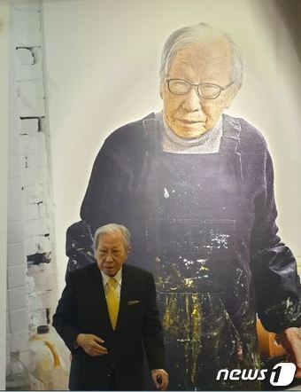 본문 이미지 - 김병기 화백이10일 개인전 '여기, 지금'이 열리고 있는 가나아트센터에서 기자들에게 인사하고 있다.ⓒ 뉴스1