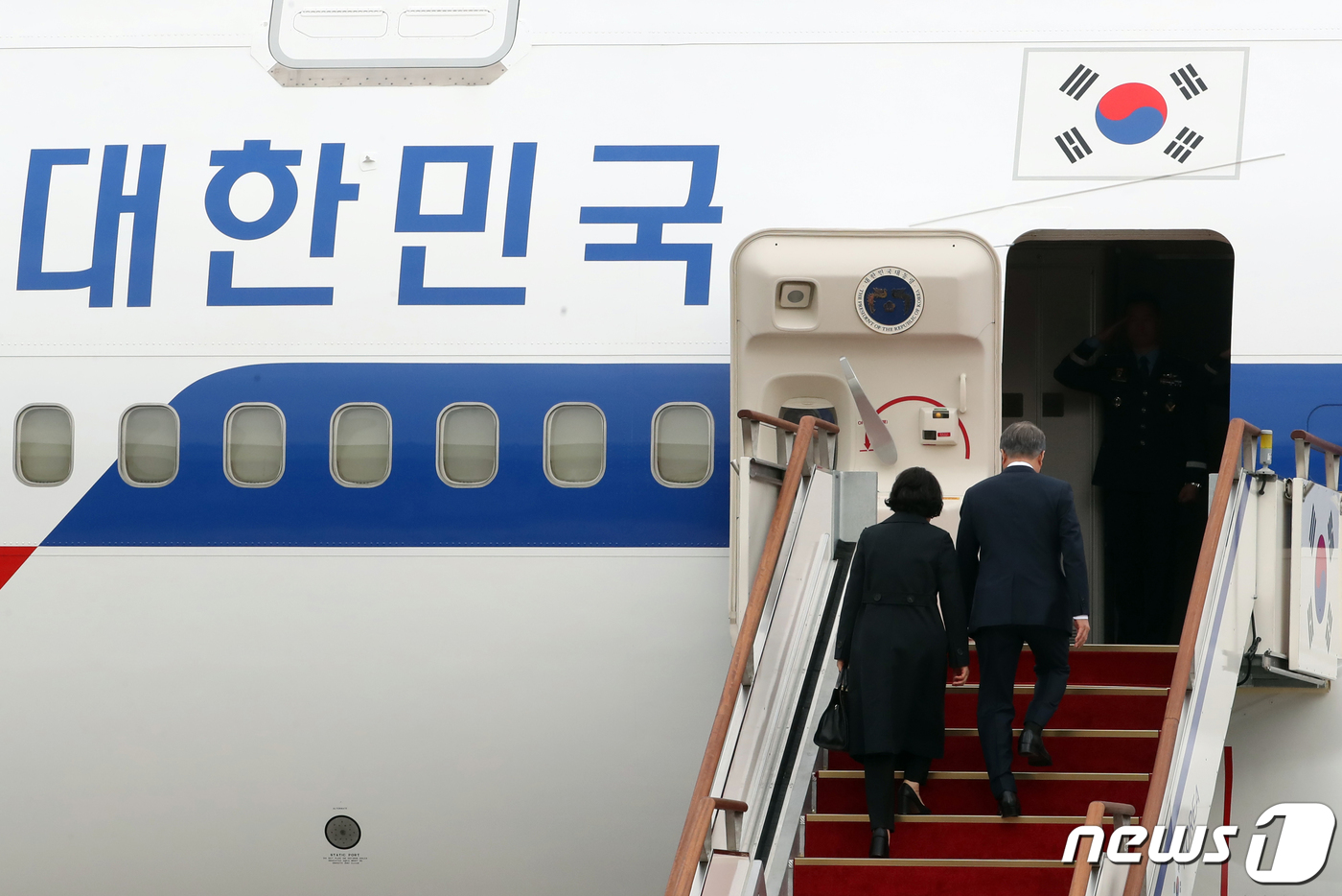 (성남=뉴스1) 황기선 기자 = 문재인 대통령과 부인 김정숙 여사가 10일 오후 경기 성남시 서울공항에서 미국으로 출국하기 위해 비행기에 오르고 있다.한미 정상회담을 위해 1박 3 …