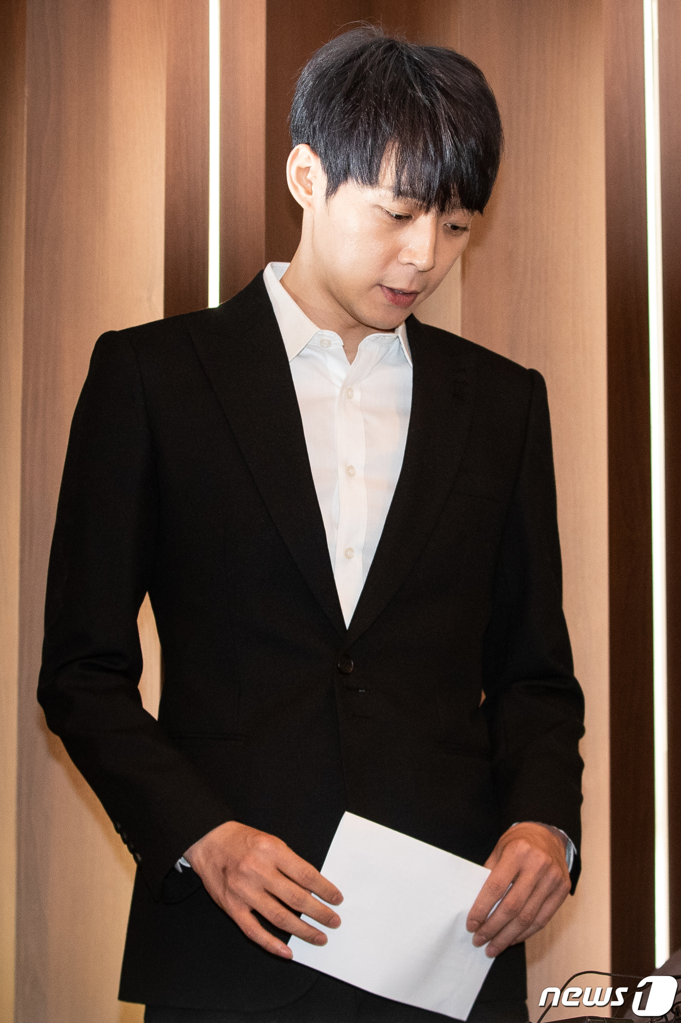 (서울=뉴스1) 유승관 기자 = 그룹 JYJ 멤버 박유천이 10일 서울 중구 프레스센터에서 기자회견을 열고 남양유업 창업주의 외손녀 황하나에게 마약을 권유한 연예인 A씨로 지목되고 …