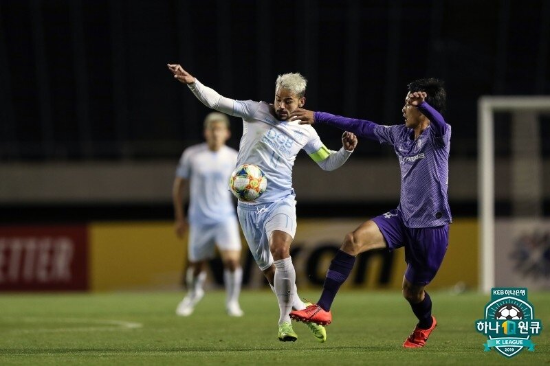 본문 이미지 - 대구 FC의 세징야가 10일 일본 히로시마의 에디온 스타디움에서 열린 산프레체 히로시마와의 AFC F조 조별예선 3차전에서 볼 경합을 하고 있다. (한국프로축구연맹 제공) ⓒ 뉴스1