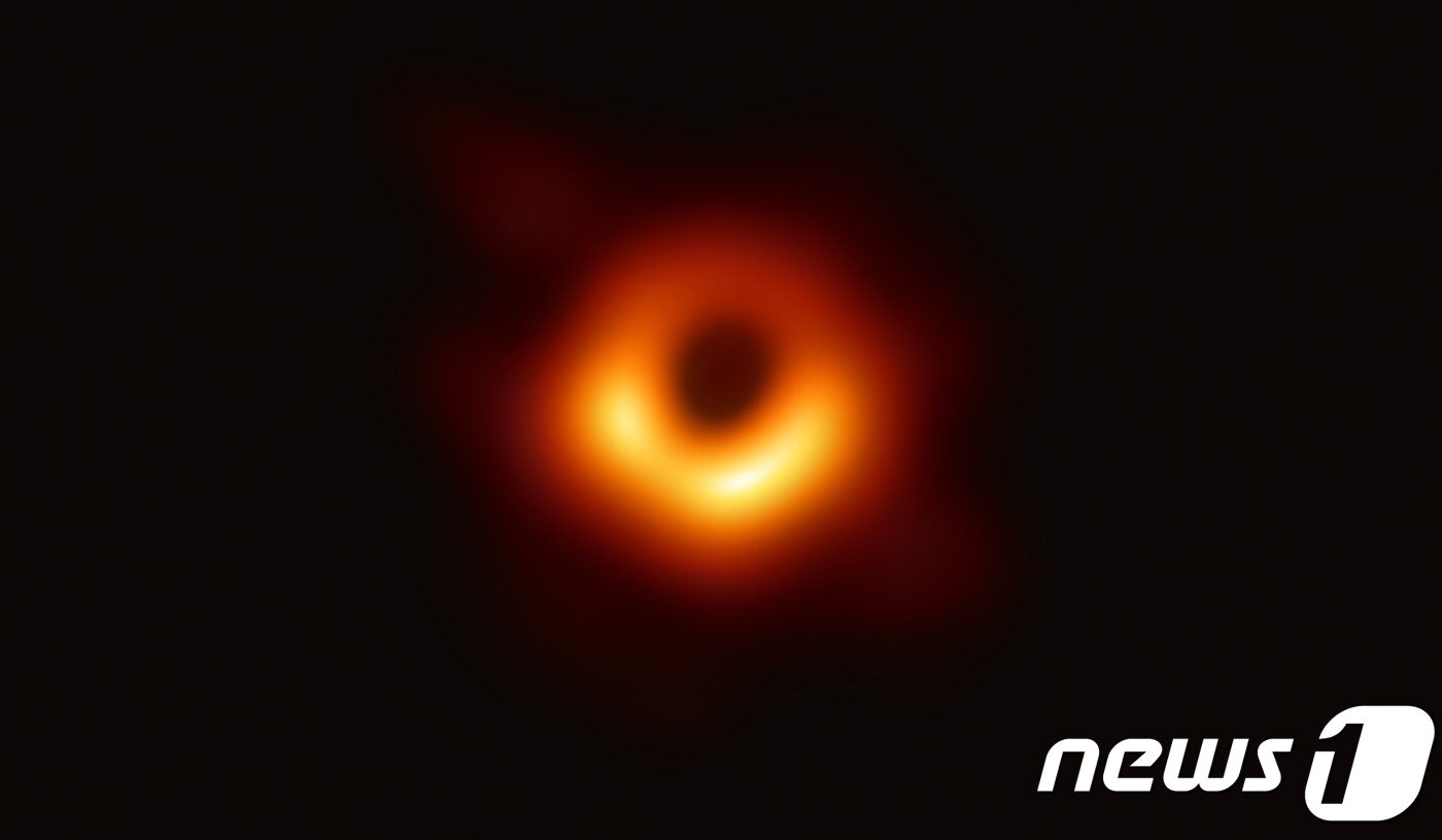 본문 이미지 - 10일 이벤트 호라이즌 망원경(EHT·Event Horizon Telescope) 프로젝트 연구진은 전파망원경 8개로 구성된 EHT를 통해 처녀자리 은하단 중심부에 있는 'M87' 거대은하 가운데에 있는 '초대질량 블랙홀'을 관측하는데 성공했다고 밝혔다. (이벤트 호라이즌 망원경·Event Horizon Telescope Collaboration 홈페이지) 2019.4.10/뉴스1