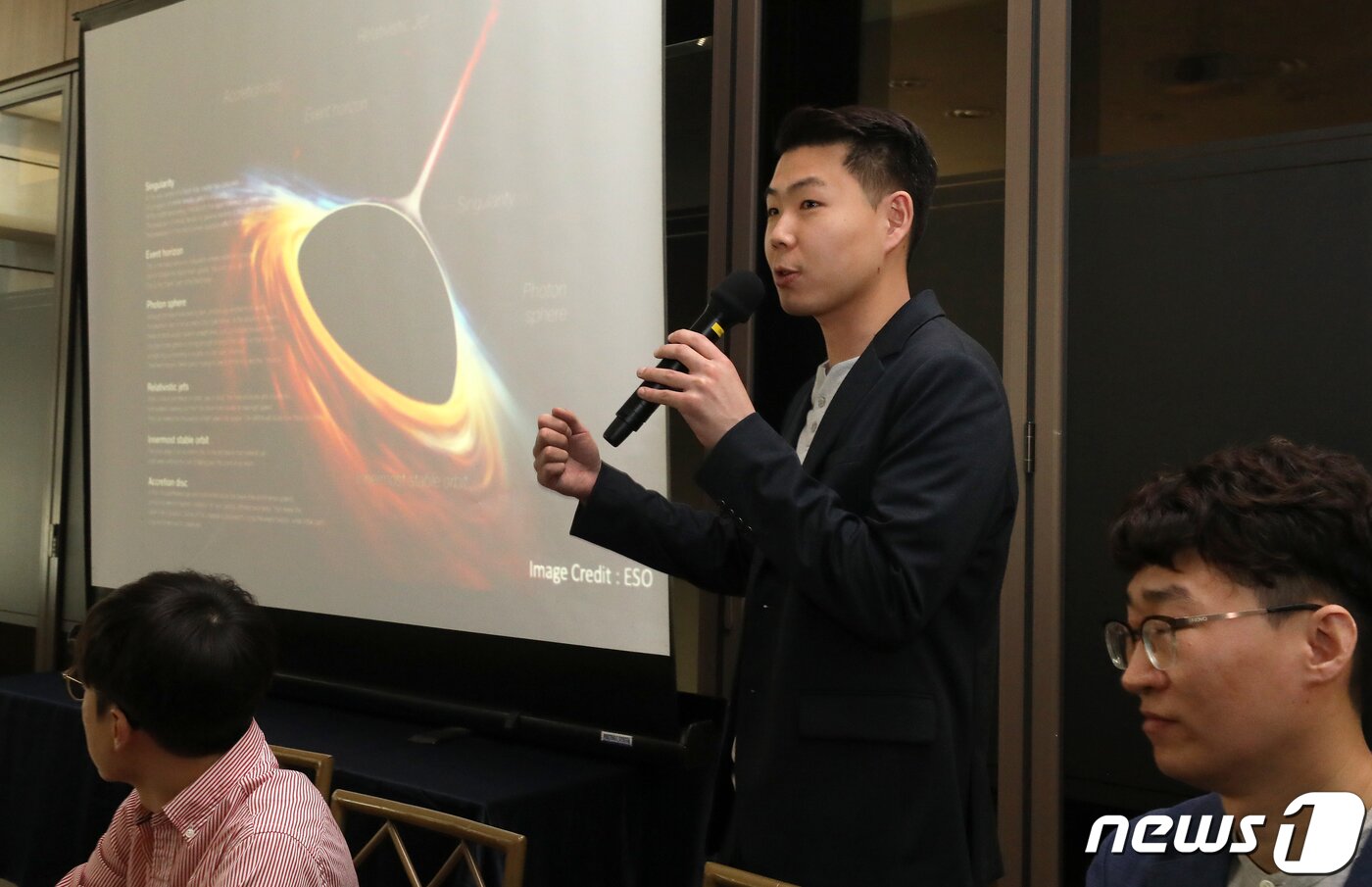 본문 이미지 - 김재영 독일 막스플랑크 전파연구소 박사가 11일 서울 LW컨벤션 3층 중회의실에서 'EHT 언론 설명회'에서 연구의 의의를 설명하고 있다. 2019.4.11/뉴스1 ⓒ News1 오대일 기자