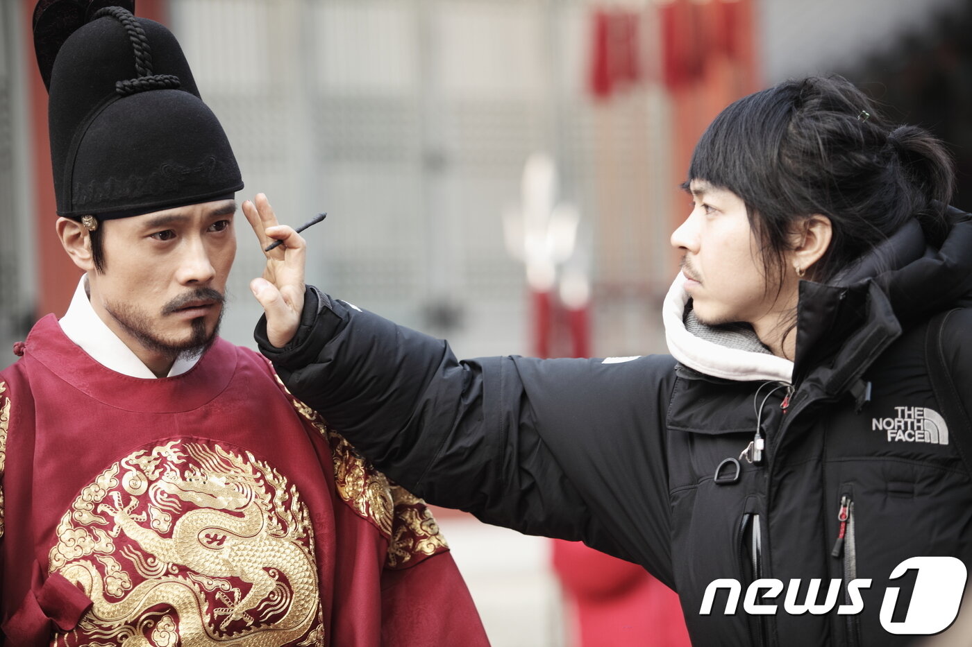 본문 이미지 - "분장의 매력은 배우들이 백지상태에서 변화되는 과정"이라며 "그 창조의 과정이 신비롭다"고 했다. 사진은 영화 '광해' 촬영 중 이병헌을 분장하는 모습.(사진제공=하늘분장)ⓒ 뉴스1