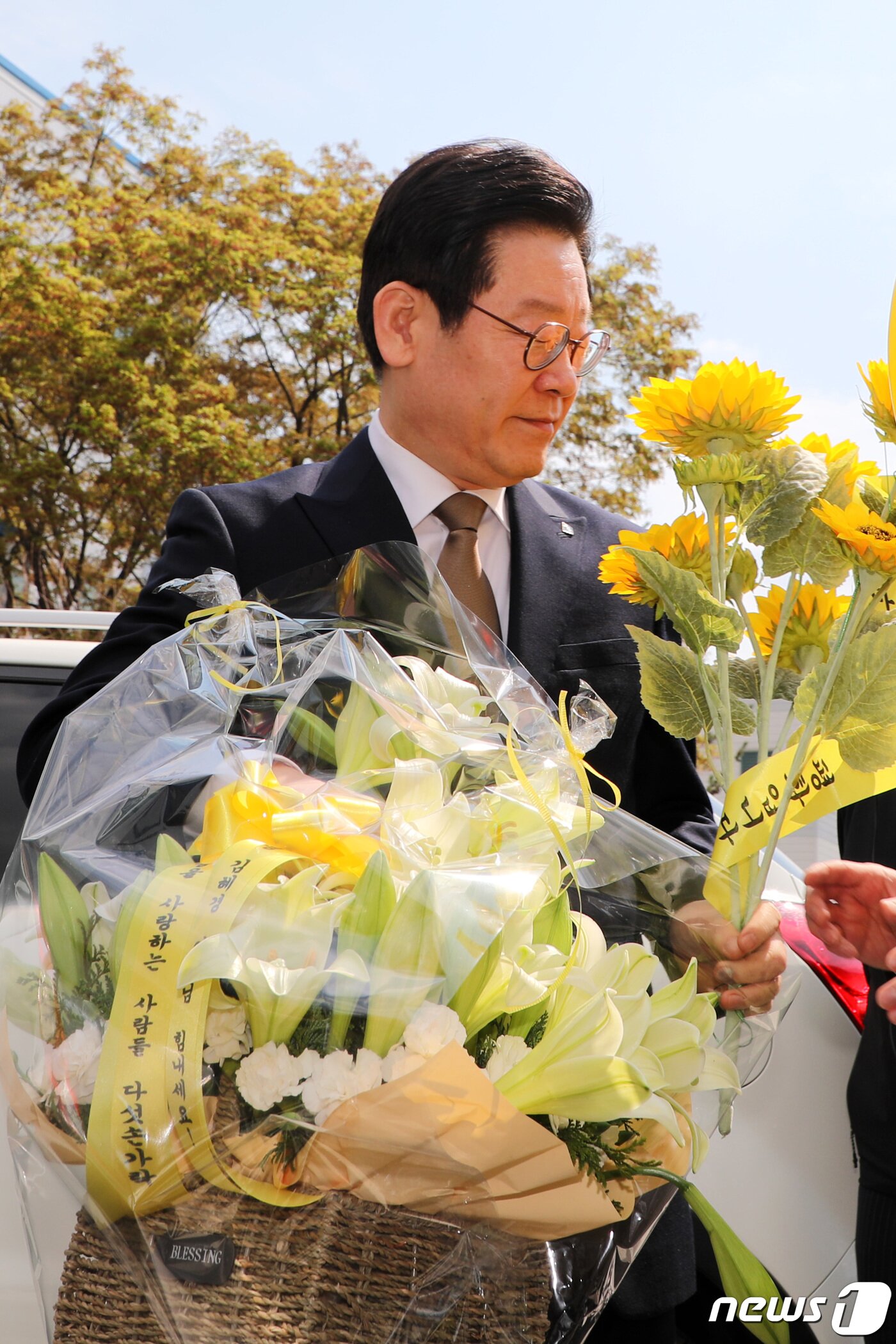본문 이미지 - 이재명 경기도지사가 11일 오후 경기도 성남시 수원지방법원 성남지원에서 열리는 18차 공판에 출석하던 중 지지자들로부터 선물을 받고 있다. 2019.4.11/뉴스1 ⓒ News1 조태형 기자