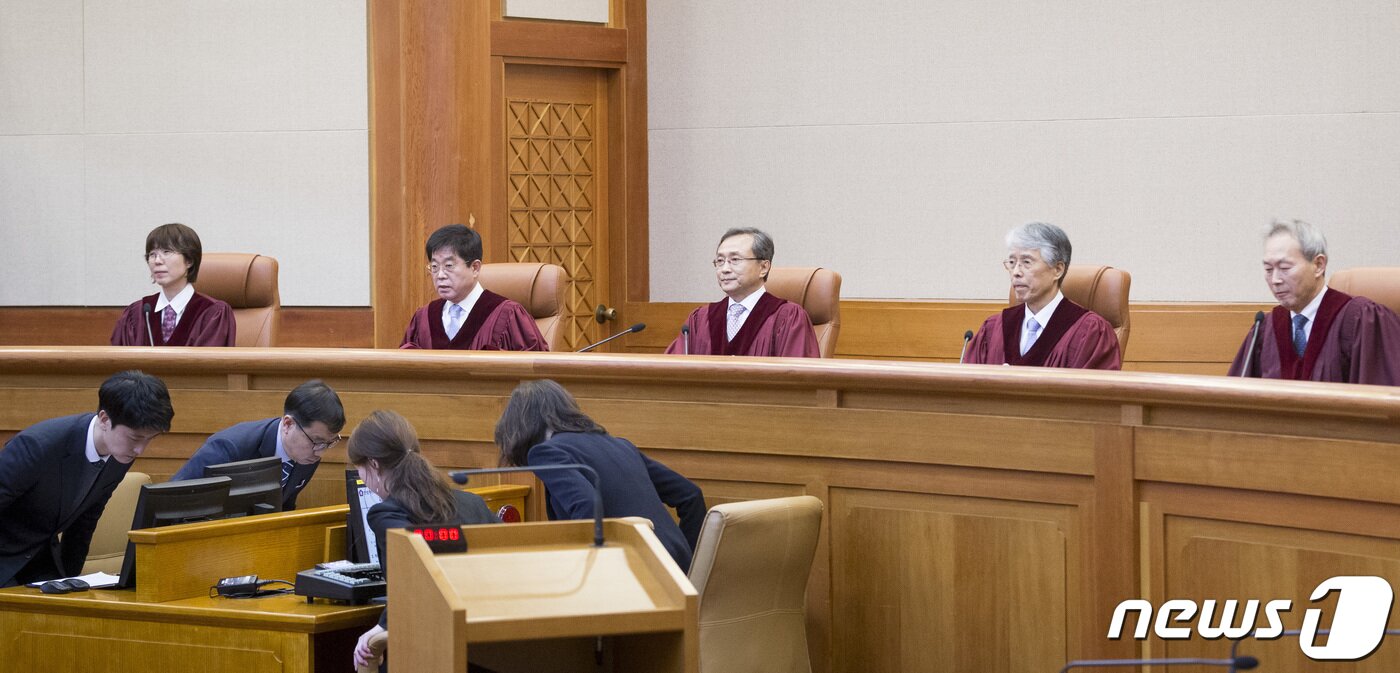 본문 이미지 - 유남석 헌재소장과 재판관들이 낙태죄 위헌 여부 선고를 위해 11일 오후 서울 재동 헌법재판소 대심판정에 앉아 있다. 이날 헌재는 낙태죄 처벌 조항에 대해 '헌법불합치' 결정을 내렸다. 2019.4.11/뉴스1 ⓒ News1 박세연 기자