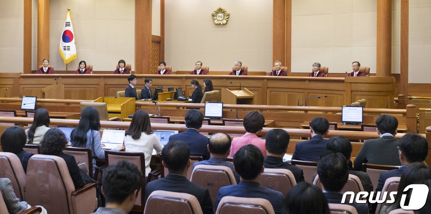 본문 이미지 - 유남석 헌재소장과 재판관들이 낙태죄 위헌 여부 선고를 위해 11일 오후 서울 재동 헌법재판소 대심판정에 앉아 있다.2019.4.11/뉴스1 ⓒ News1 박세연 기자