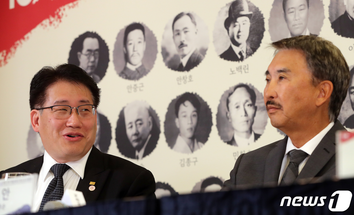 (서울=뉴스1) 구윤성 기자 = 대한민국임시정부 수립 100주년을 맞아 방한한 안중근 의사의 외증손자 안도용(토니 안·왼쪽) 씨와 도산 안창호 선생의 손자 로버트 안 씨가 11일 …