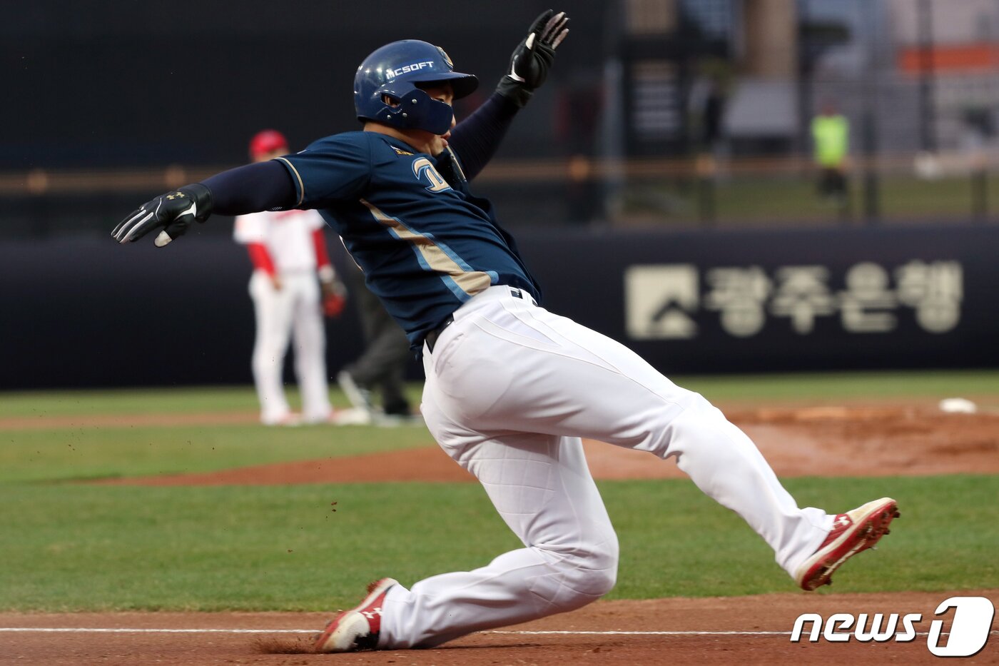 본문 이미지 - NC 다이노스 나성범의 슬라이딩. /뉴스1 ⓒ News1 한산 기자
