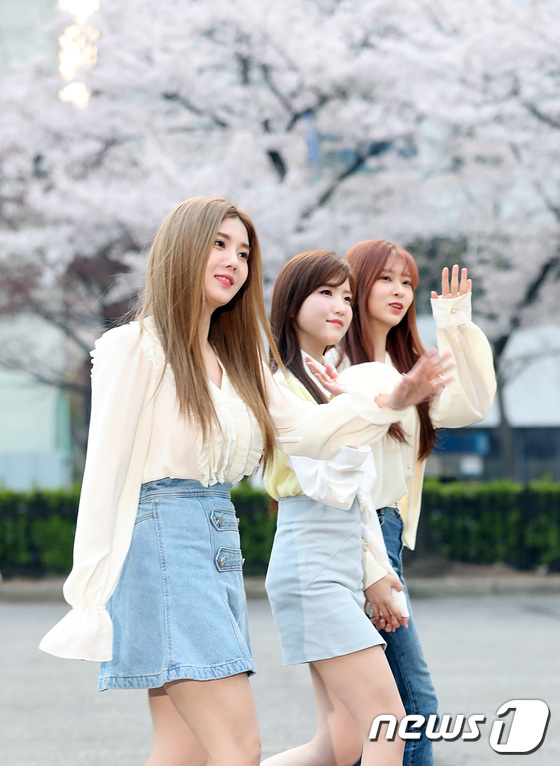 아이즈원 은비-히토미-민주, 눈부신 벚꽃 소녀들