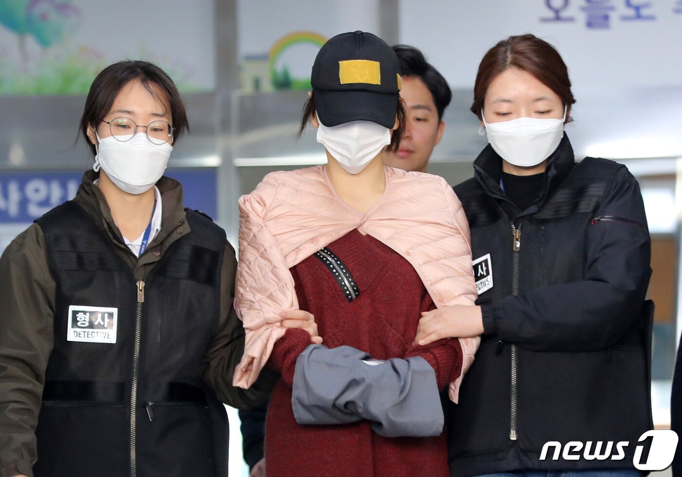 본문 이미지 - 필로폰 투약 혐의로 구속된 황하나씨가 지난 2019년 4월12일 오전 경기도 수원시 영통구 수원남부경찰서에서 수원지방검찰청으로 송치되는 모습. 2019.4.12/뉴스1 ⓒ News1  