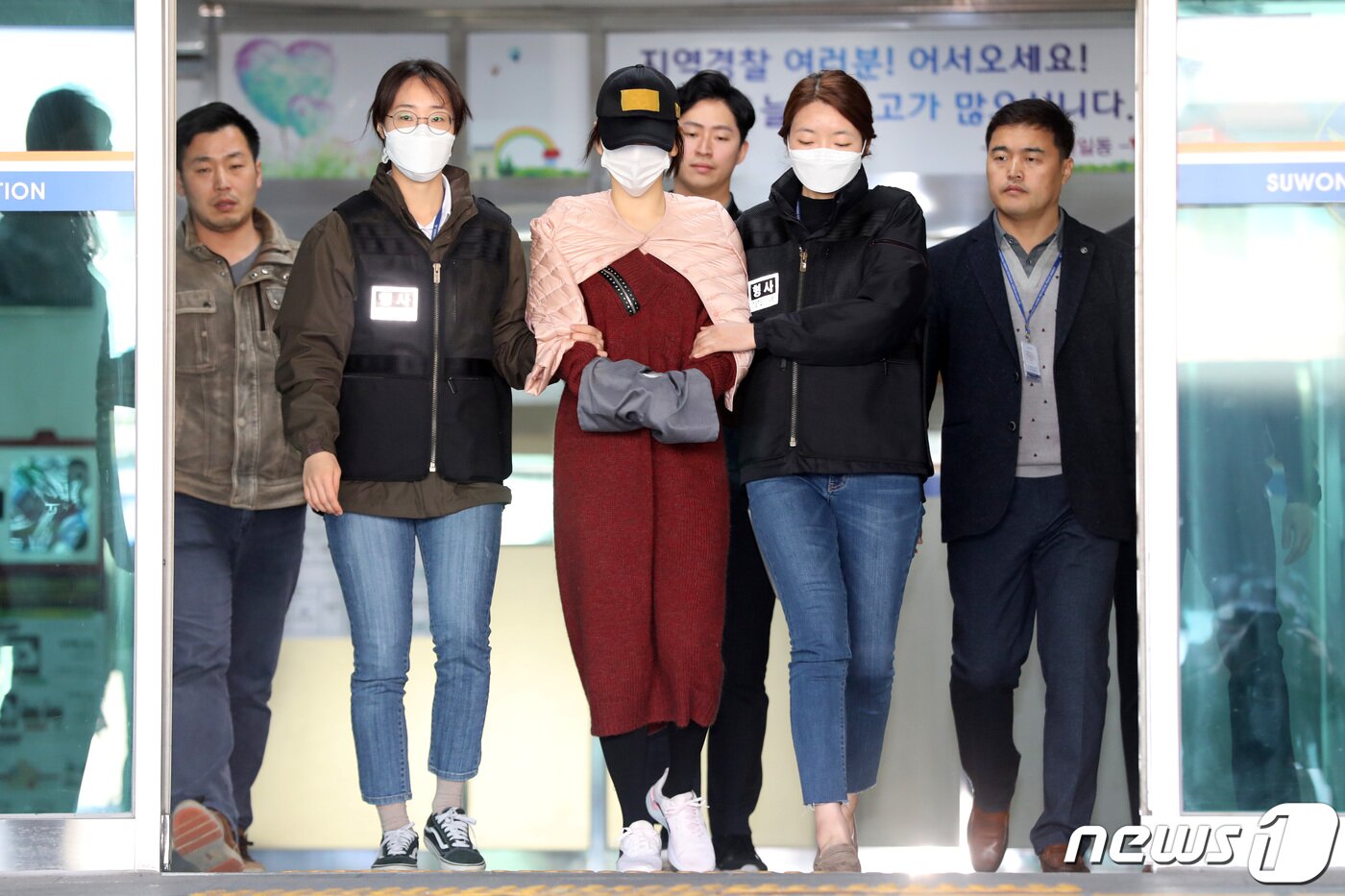 본문 이미지 - 필로폰 투약 혐의로 구속된 황하나씨(31)가 12일 오전 경기도 수원시 영통구수원남부경찰서에서 수원지방검찰청으로 송치되고 있다. 2019.4.12/뉴스1 ⓒ News1 조태형 기자