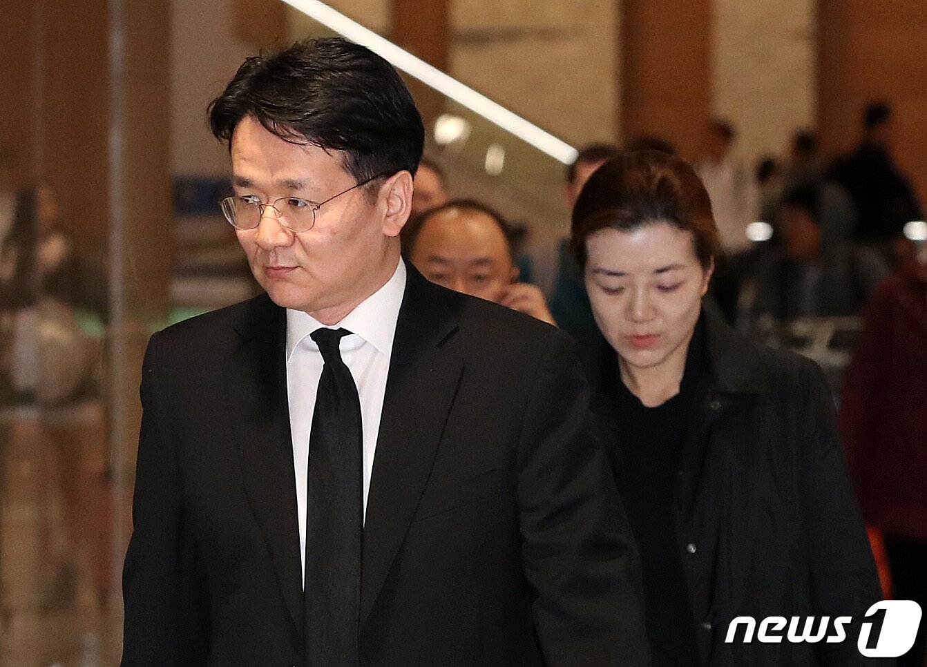 본문 이미지 - 지난 8일 미국에서 별세한 故 조양호 한진그룹 회장의 장남인 조원태 대한항공 사장과 딸인 조현민 전 대한항공 전무가 12일 오전 인천국제공항을 통해 귀국하고 있다. 故 조양호 회장의 장례는 이날부터 한진그룹 회사장으로 신촌 세브란스병원에서 5일동안 치른다. 2019.4.12/뉴스1 ⓒ News1 박세연 기자