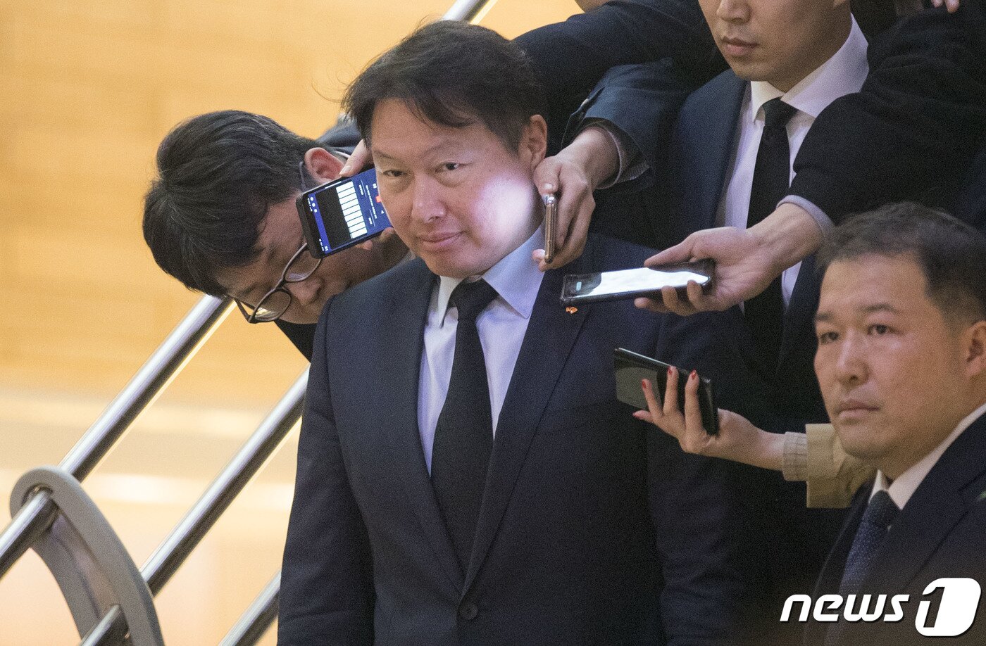본문 이미지 - 최태원 SK그룹 회장이 12일 오전 서울 서대문구 신촌세브란스병원 장례식장에 마련된 고(故) 조양호 한진그룹 회장의 빈소로 들어가고 있다.2019.4.12/뉴스1 ⓒ News1 박세연 기자