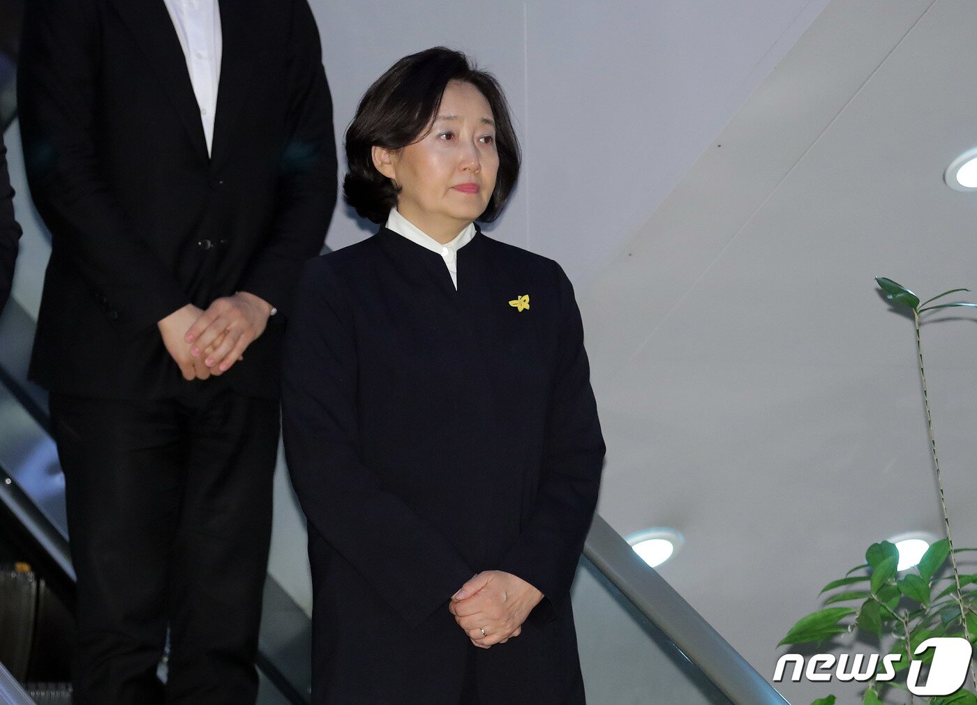 본문 이미지 - 박영선 중소벤처기업부 장관이 12일 오후 서울 서대문구 신촌세브란스병원 장례식장에 마련된 고(故) 조양호 한진그룹 회장의 빈소에 들어서고 있다. 2019.4.12/뉴스1 ⓒ News1 이재명 기자