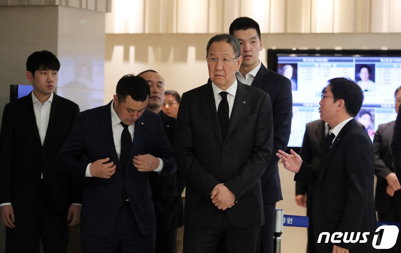 본문 이미지 - 박기원 대한항공 점보스 배구단 감독이 12일 오후 서울 서대문구 신촌세브란스병원 장례식장에 마련된 고(故) 조양호 한진그룹 회장의 빈소에 들어서고 있다. 2019.4.12/뉴스1 ⓒ News1 이재명 기자