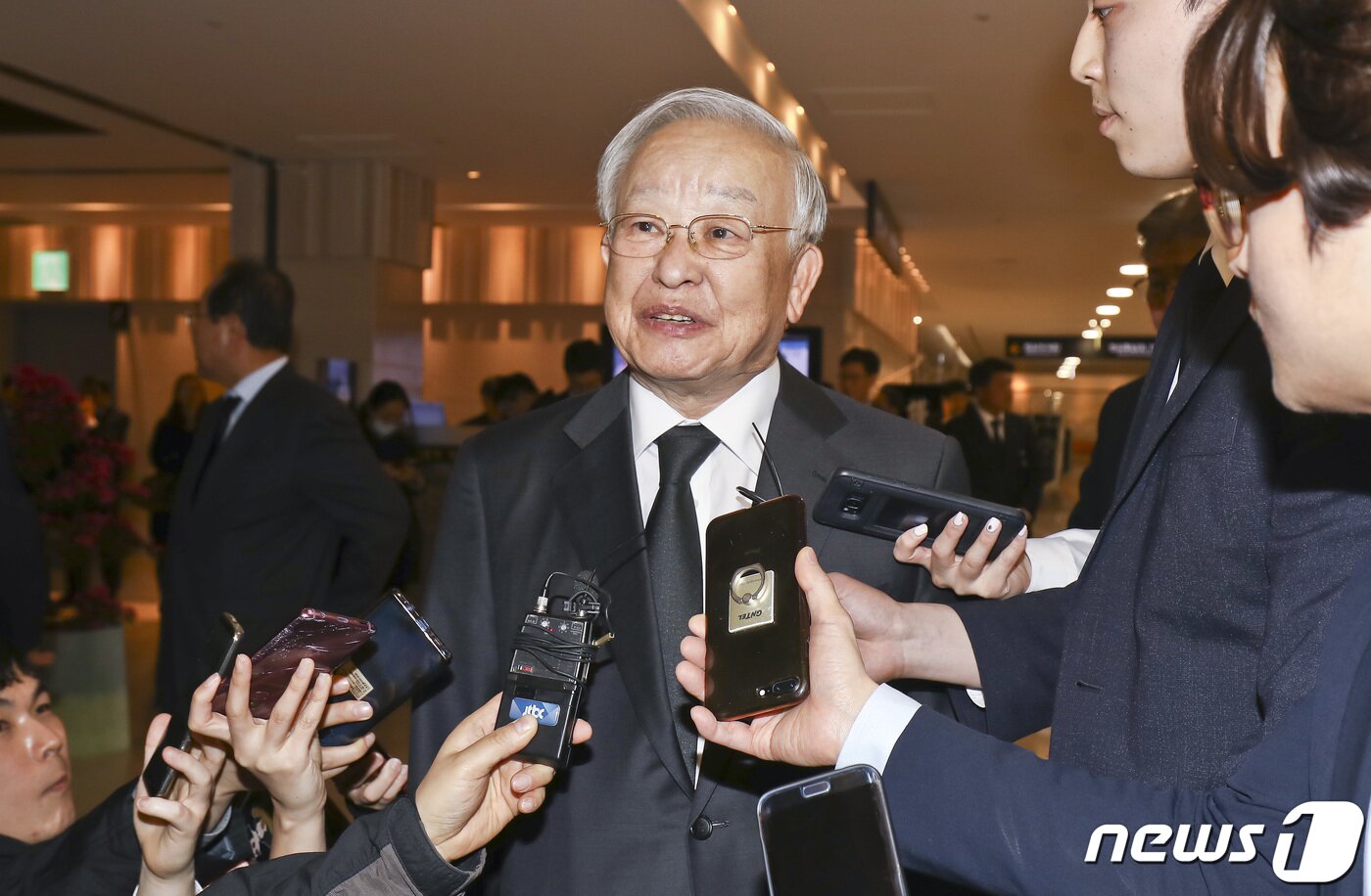 본문 이미지 - 손경식 한국경영자총협회 회장이 12일 오후 서울 서대문구 신촌세브란스병원 장례식장에 마련된 고(故)조양호 한진그룹 회장 빈소에서 조문을 마친 뒤 취재진의 질문을 받고있다. 2019.4.12/뉴스1 ⓒ News1 박세연 기자