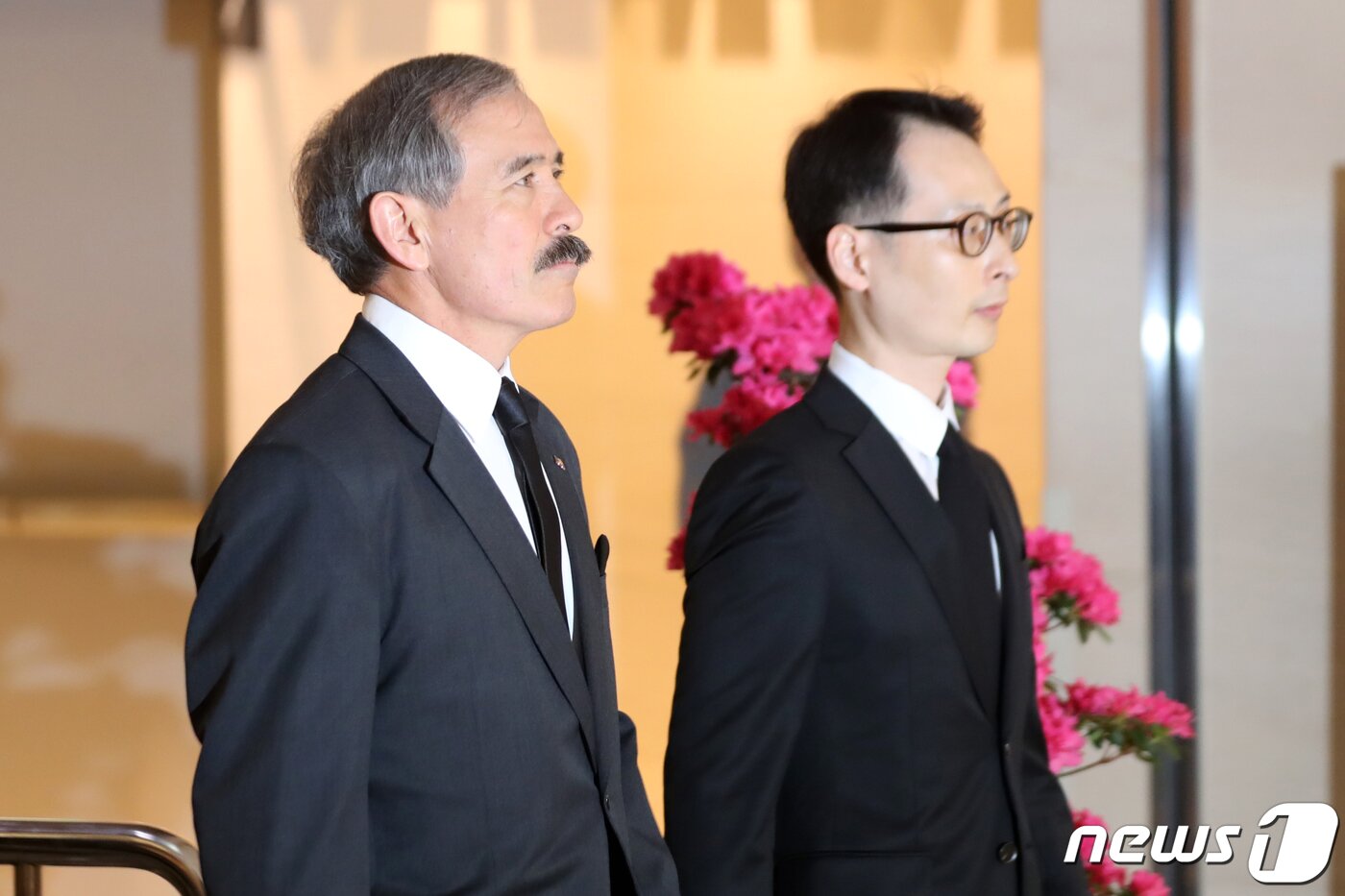 본문 이미지 - 해리 해리스 주한 미국 대사가 14일 오전 서울 서대문구 신촌세브란스병원 장례식장에 마련된 고 조양호 한진그룹 회장의 빈소에 들어서고 있다. 2019.4.14/뉴스1 ⓒ News1 황기선 기자